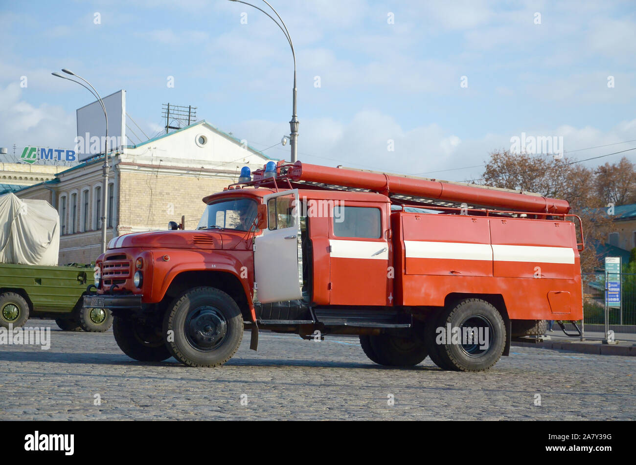 KHARKOV, UKRAINE - Oktober 25, 2019: Feuerwehr Lkw von post-sowjetischen Ära Parks auf dem Platz der Freiheit in Charkiw Stockfoto