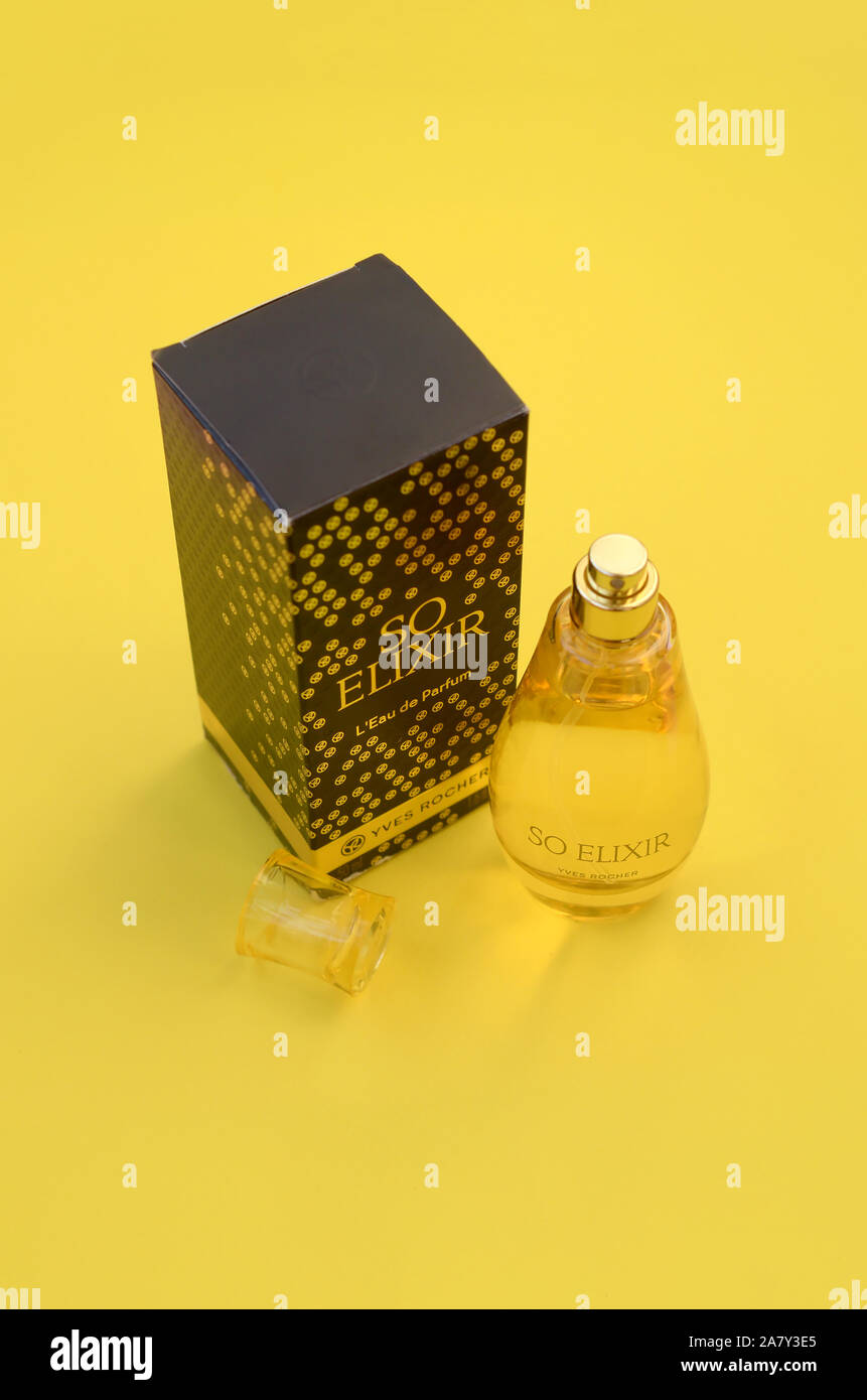 KHARKOV, UKRAINE - 21. OKTOBER 2019: Flasche so Elixir Parfum von Yves  Rocher auf helle gelbe Farbe Hintergrund. Yves Rocher war Pionier des  modernen u Stockfotografie - Alamy