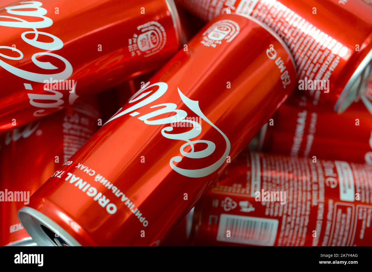 KHARKOV, UKRAINE - OKTOBER 2, 2019: Coca-Cola Logo auf Aluminiumdosen hautnah. Die meisten berühmten Soda drink Product Company Stockfoto