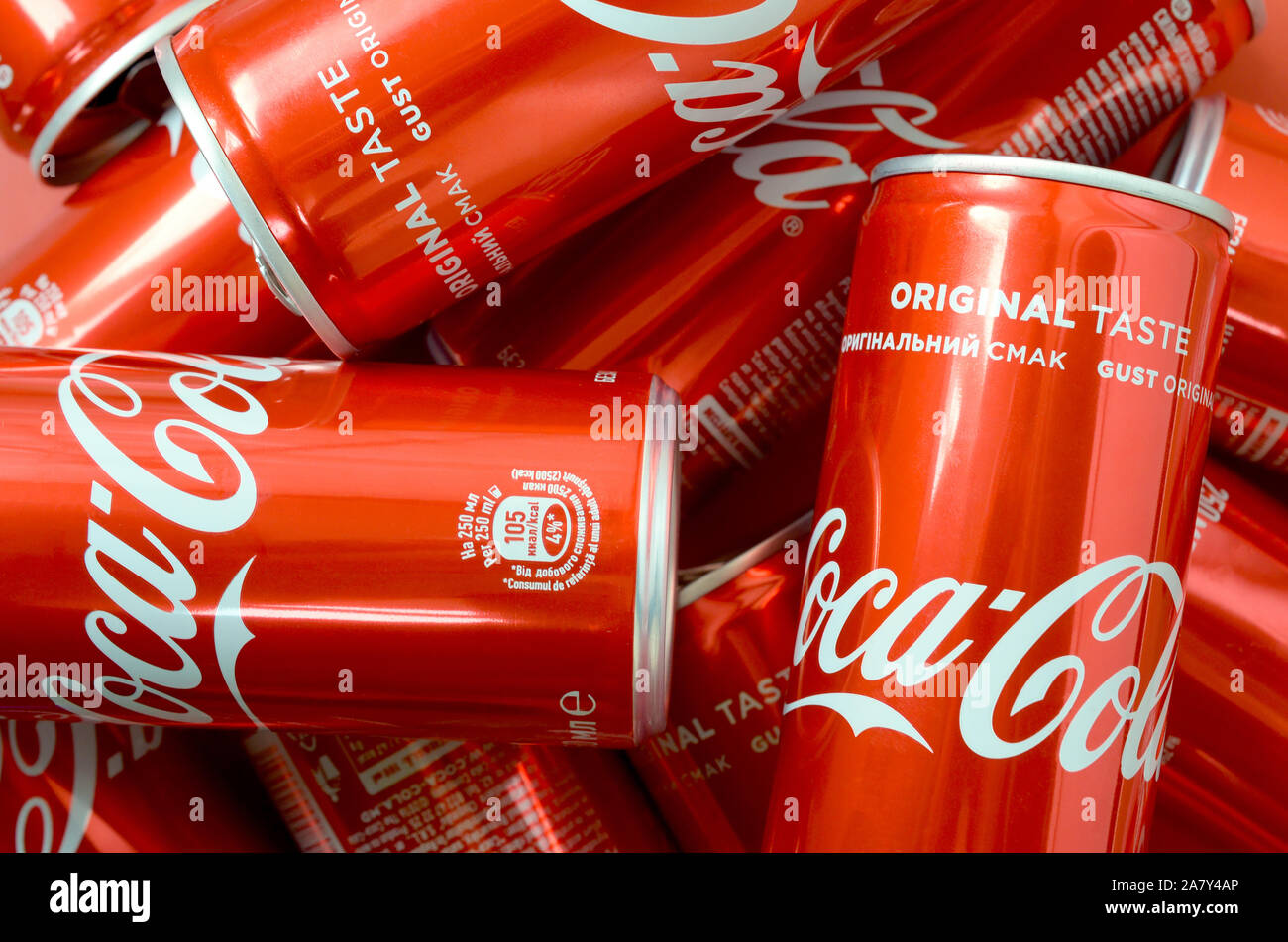 KHARKOV, UKRAINE - OKTOBER 2, 2019: Coca-Cola Logo auf Aluminiumdosen hautnah. Die meisten berühmten Soda drink Product Company Stockfoto