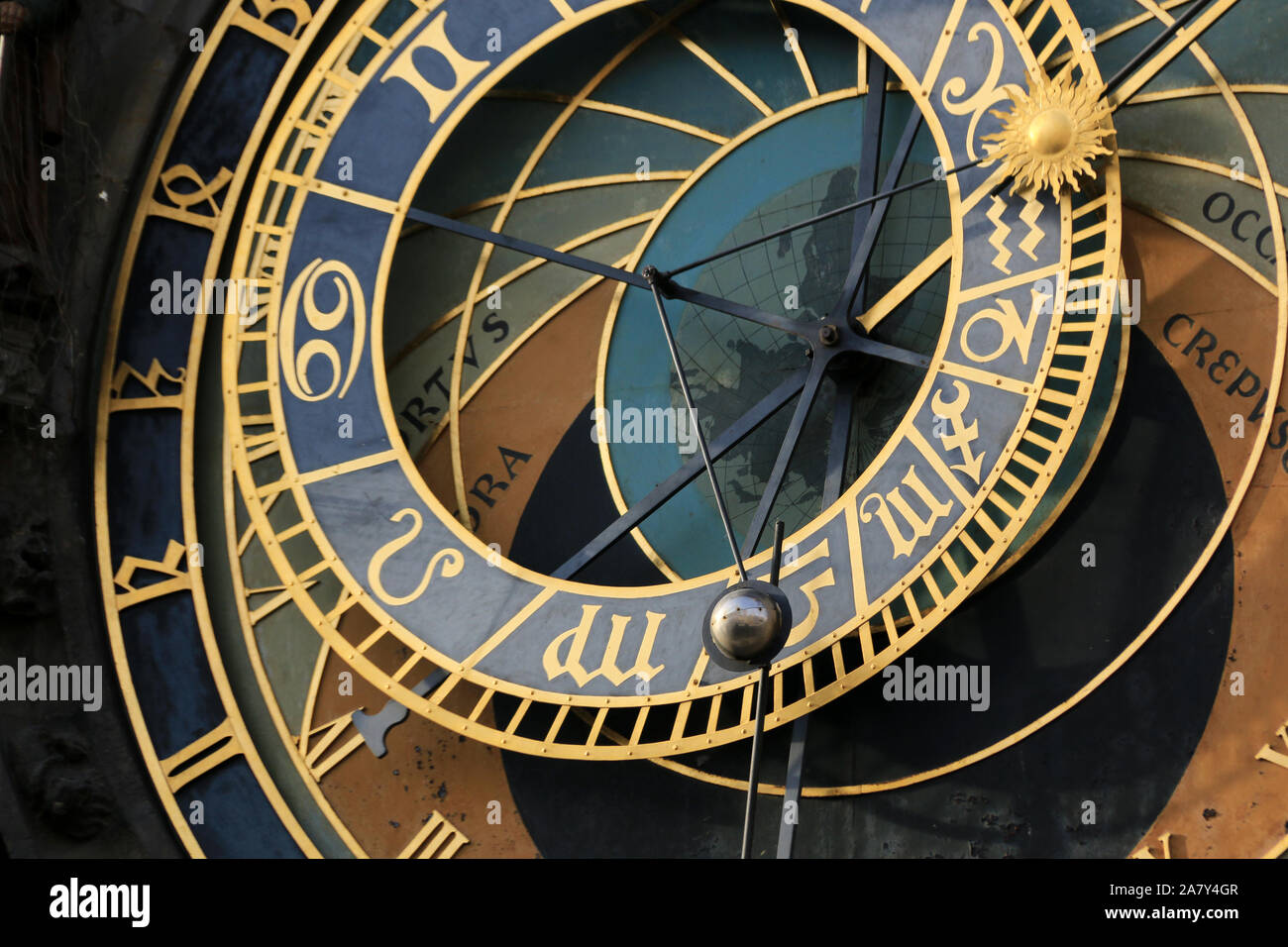 - Nahaufnahme Blick auf ein mechanisches Meisterwerk des Mittelalters: Der Prager astronomische Uhr am Altstädter Ring in Prag, Tschechische Republik Stockfoto