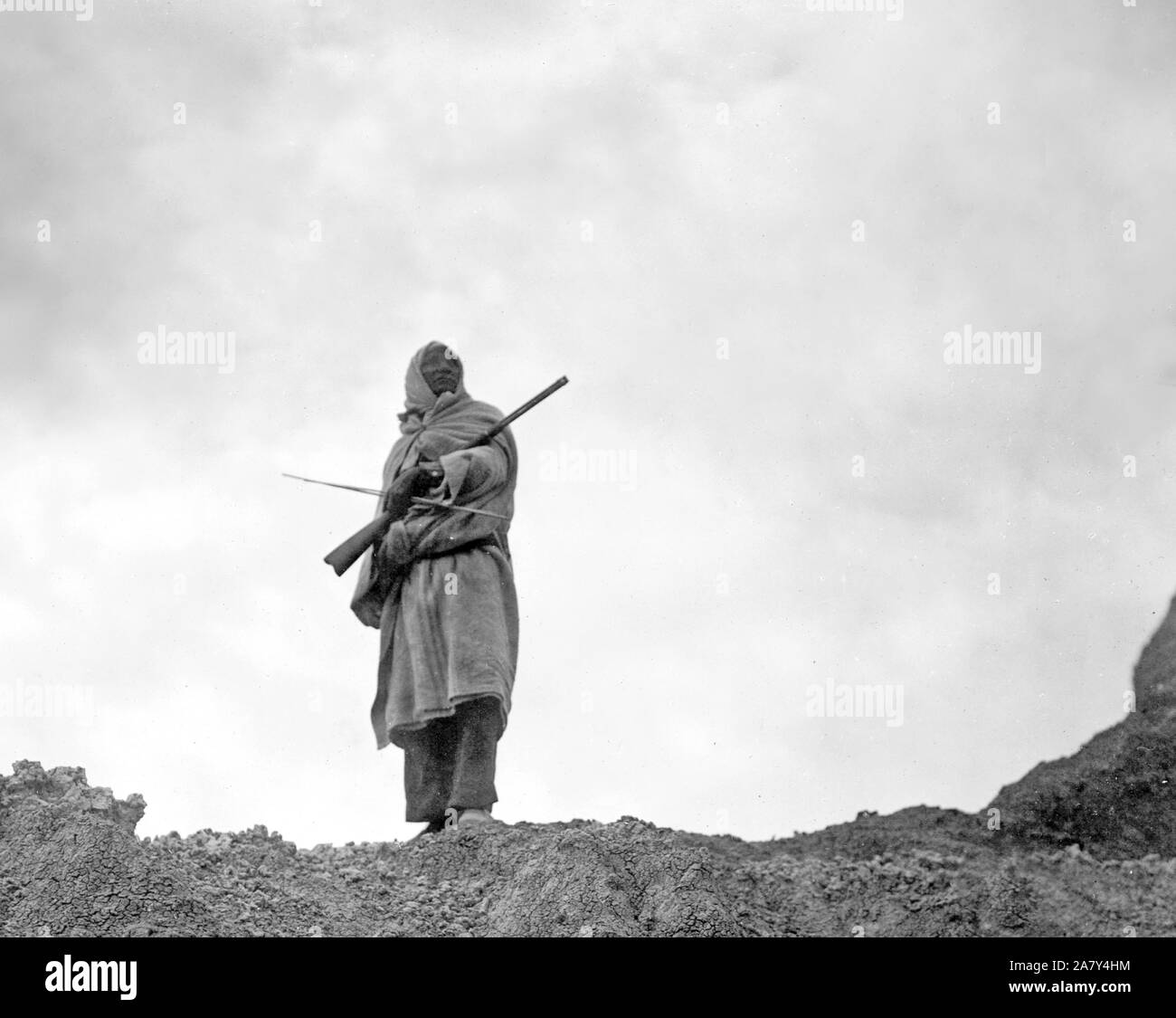 Sioux Indianische ständigen Holding ein Gewehr und Bogen Stockfoto