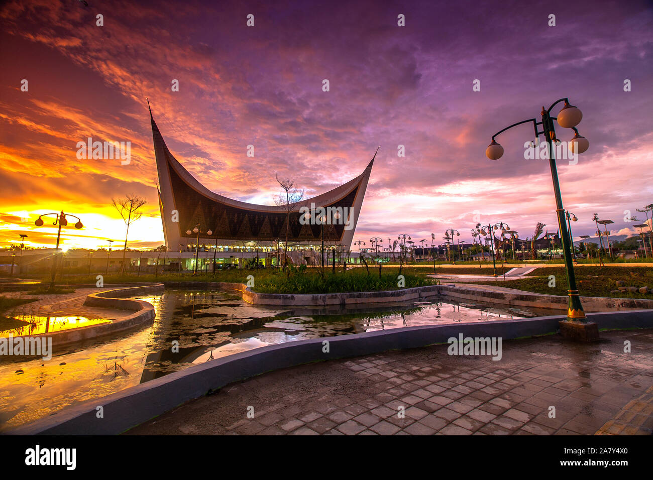 Die Schönheit der Moschee mit kulturellen minangkabau Architektur und die Schönheit des Sonnenuntergangs Stockfoto