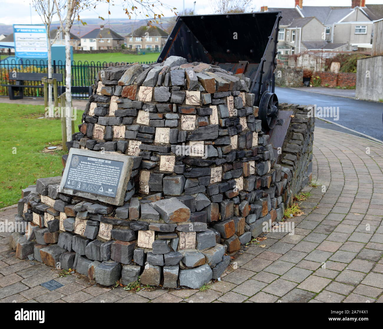 Ein Denkmal für was verwendet werden und diejenigen, die ihr Leben in der Verfolgung von Kraftstoffen im ruhigen Dorf Pyle in South Wales verloren Stockfoto