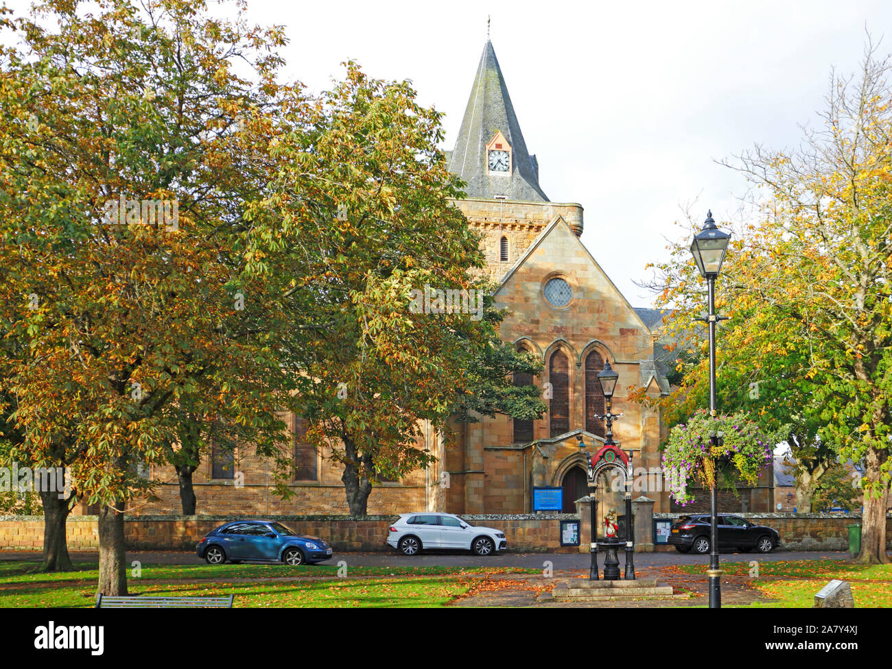 Ein Blick auf die Kathedrale von Dornoch im Zentrum von Dornoch, Sutherland, Schottland, Großbritannien, Europa. Stockfoto