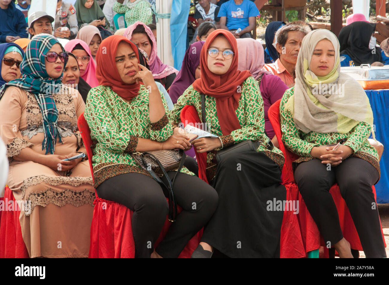 Eine Gruppe von Indonesischen muslimische Frauen tragen Kopftuch auf den Stühlen während einer Veranstaltung sitzen. Stockfoto