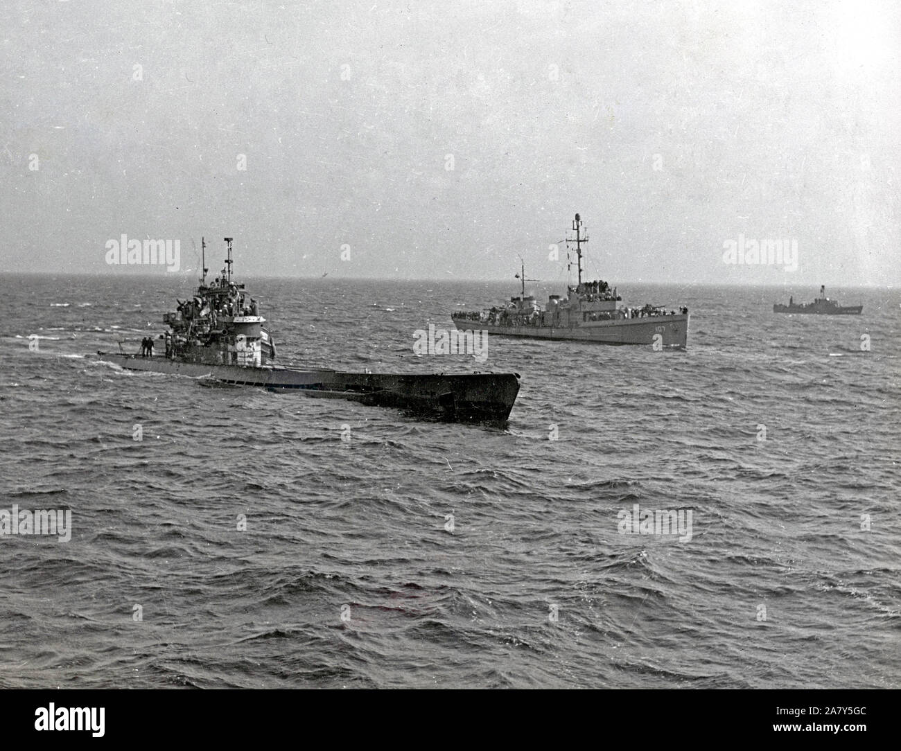 USCGC Dione (WPC-107) Begleitung von deutschen U-Boot U-1228, Portsmouth, New Hampshire 5 17 1945 Stockfoto