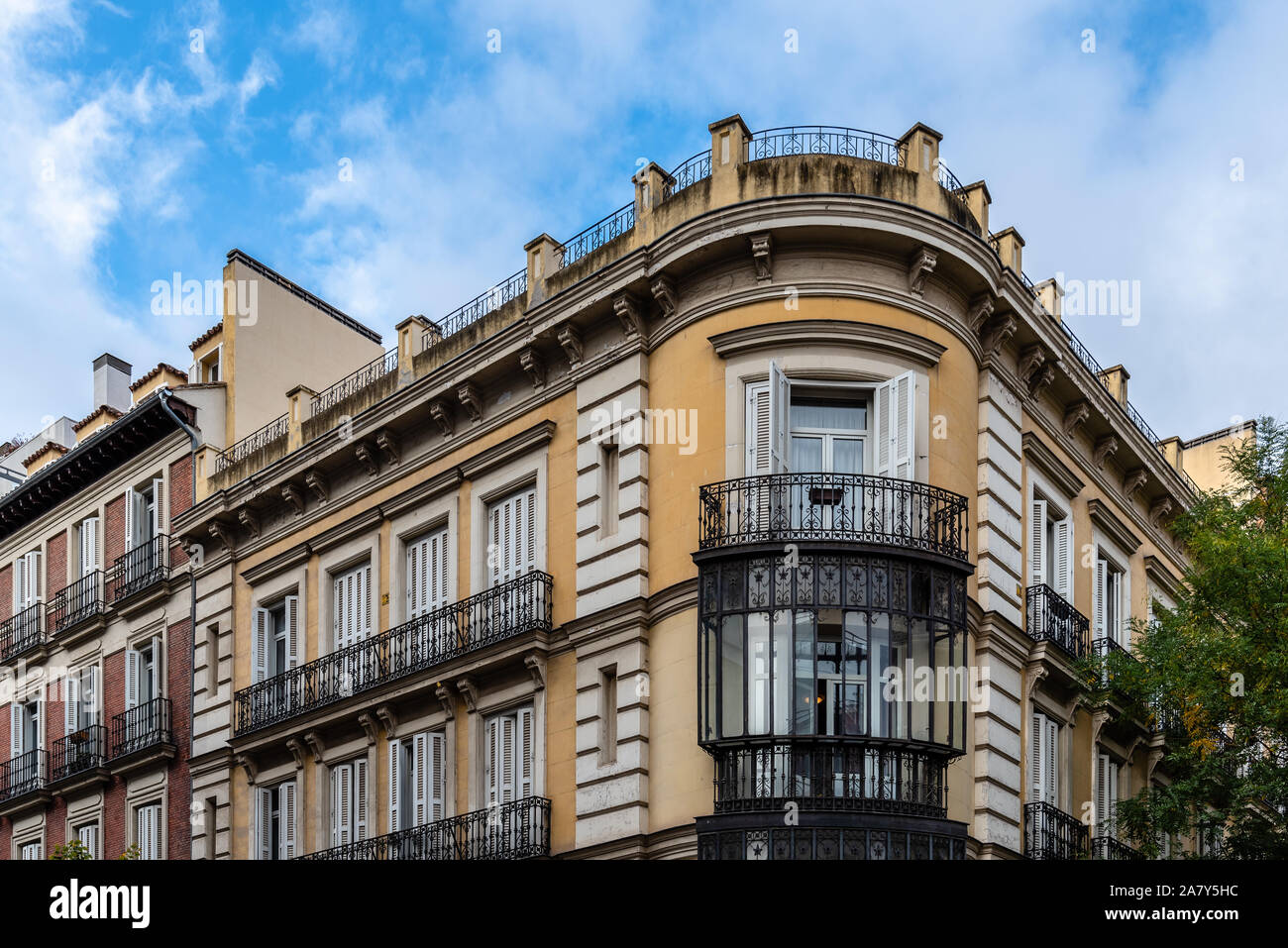 Alte luxus Wohnhäuser mit Balkonen und geschlossene Balkone in Salamanca in Madrid. Stockfoto