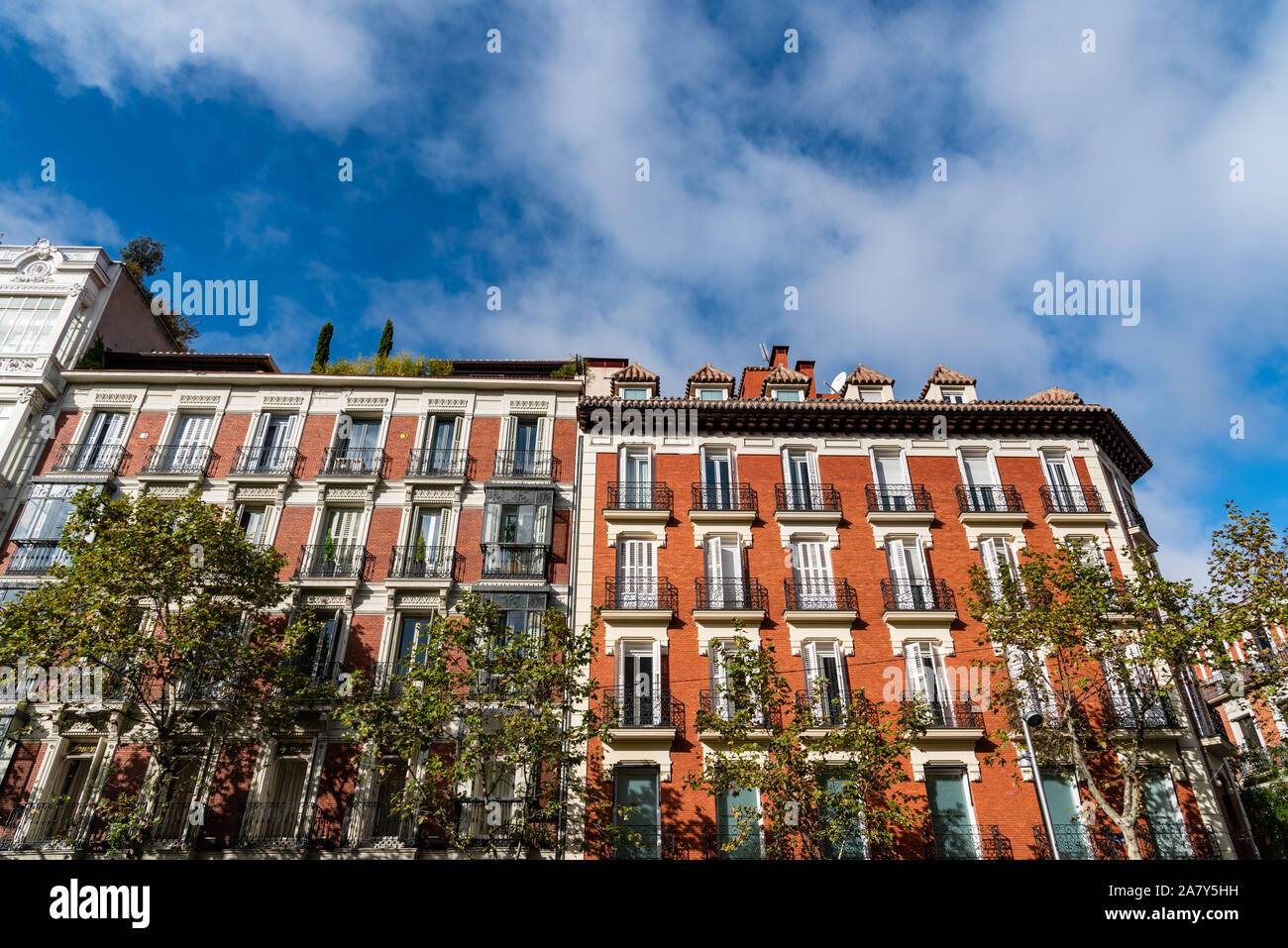 Alte Luxus Wohn- Gebäuden mit Balkonen in der Straße Serrano in Salamanca in Madrid. Stockfoto