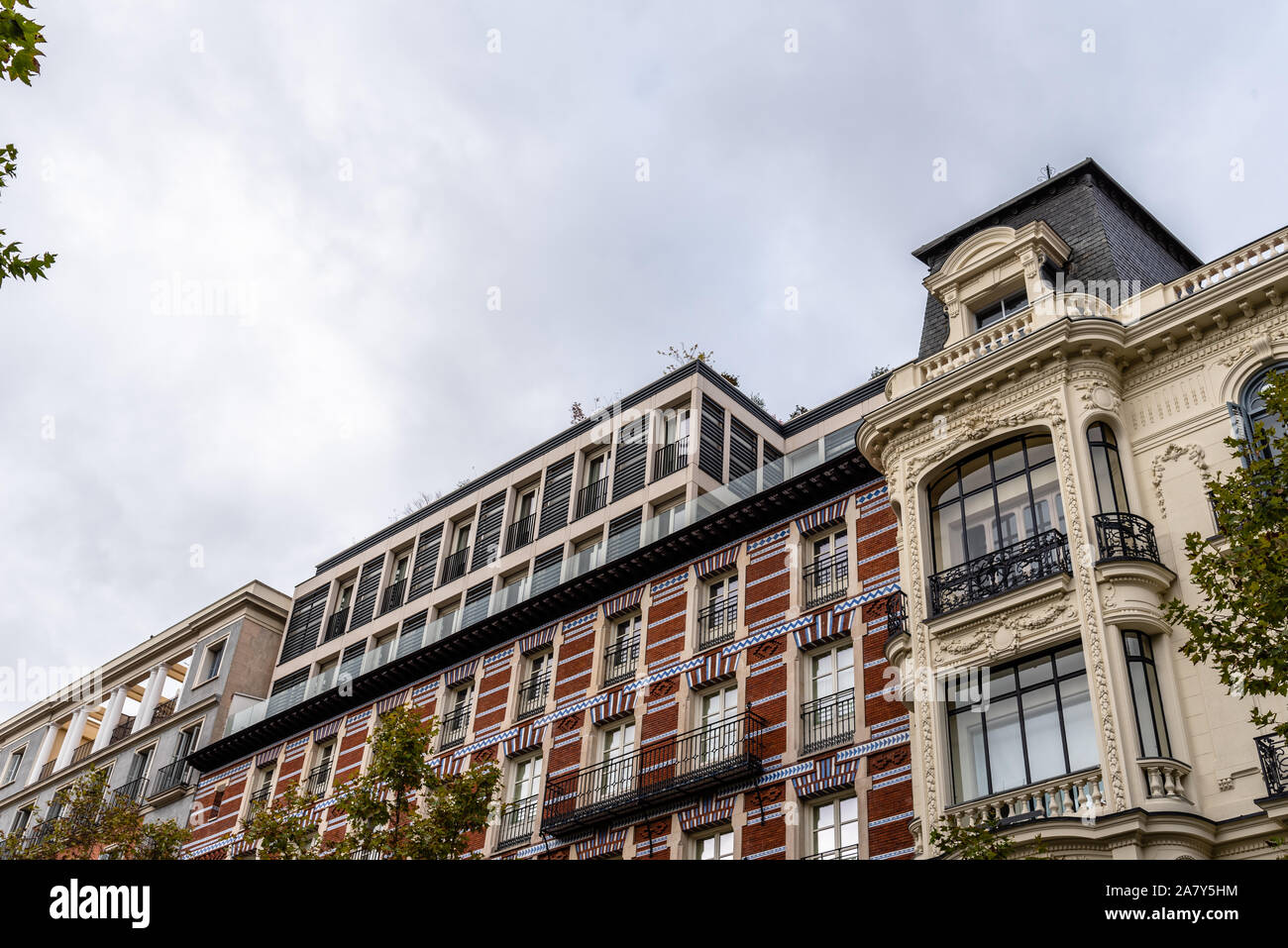 Alte Luxus Wohn- Gebäuden mit Balkonen in der Straße Serrano in Salamanca in Madrid. Stockfoto