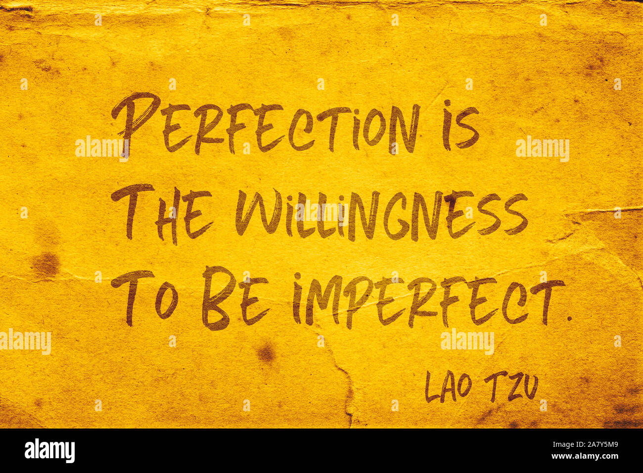 Perfektion ist die Bereitschaft, unvollkommen zu sein - alte chinesische Philosoph Lao Tzu Angebot auf grunge gelbes Papier gedruckt Stockfoto