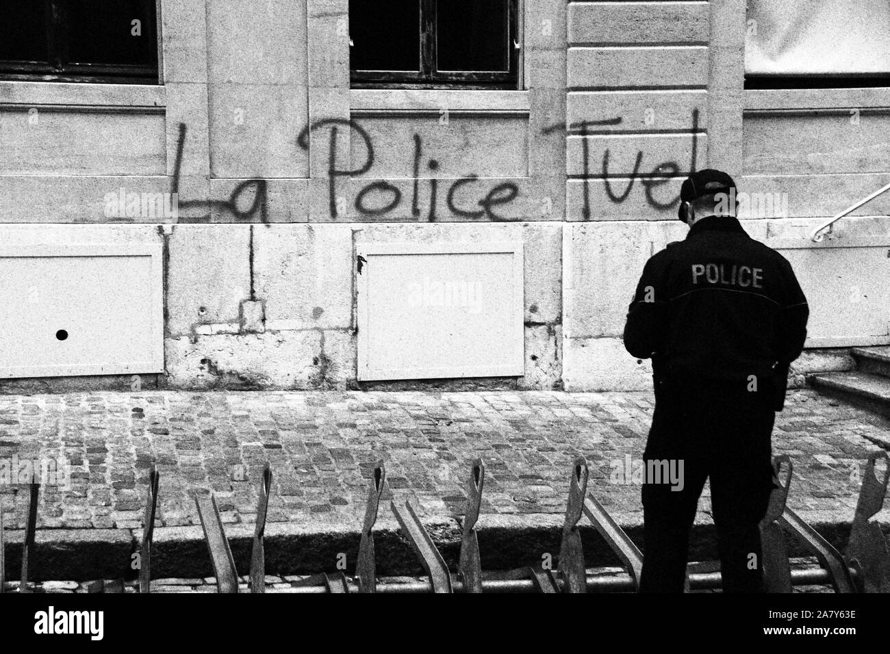 Polizisten in Genf, Schweiz, unter Berücksichtigung eines Graffiti an der Wand eines Hauses sagen in französischer Sprache', um die Polizei tötet!"-Dez 28 2013 Stockfoto