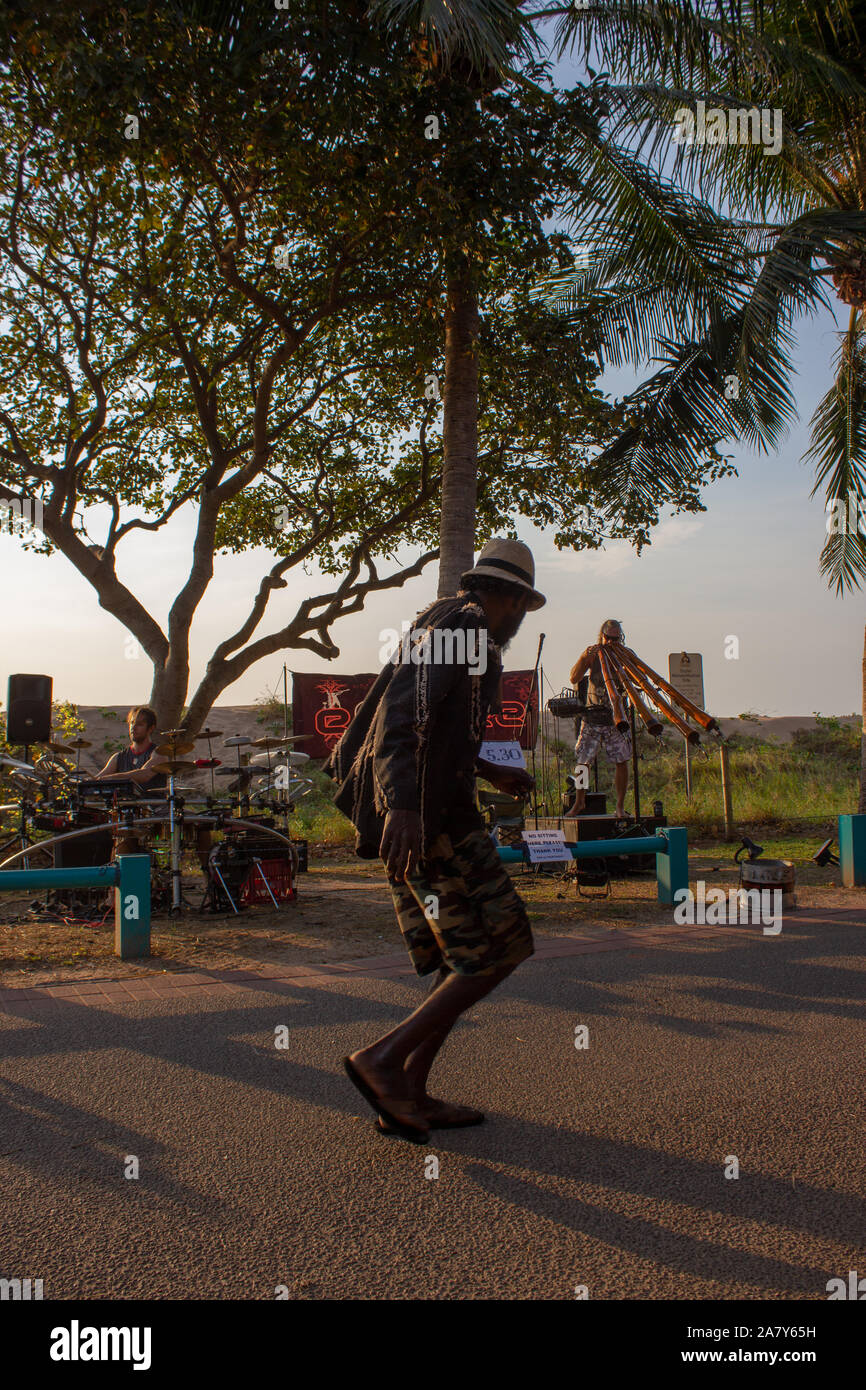 Darwin, Australien, 2015 Oktober 1: aborigine Mann tanzt Didgeridoo Musik modern, am Strand Markt in Darwin, Australien Stockfoto