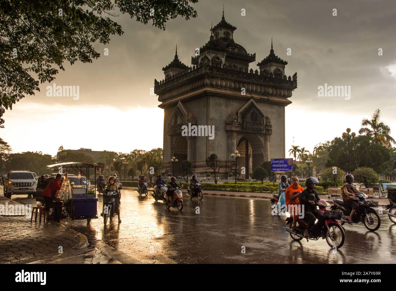 Vientiane. 4 Nov, 2019. Foto an November 4, 2019 zeigt die Ansicht der Patuxay Park in Vientiane, Laos. Die patuxay war im Herzen der laotischen Hauptstadt während der 1950er und 1960er Jahren zu Märtyrern, die für das Land kämpften Gedenken gebaut. Credit: Kaikeo Saiyasane/Xinhua/Alamy leben Nachrichten Stockfoto