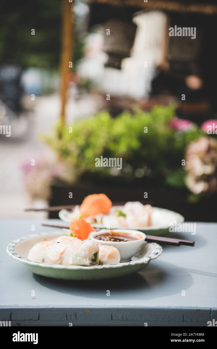 Frische vegane Reispapier Sommer Brötchen am Tisch im Cafe Stockfoto