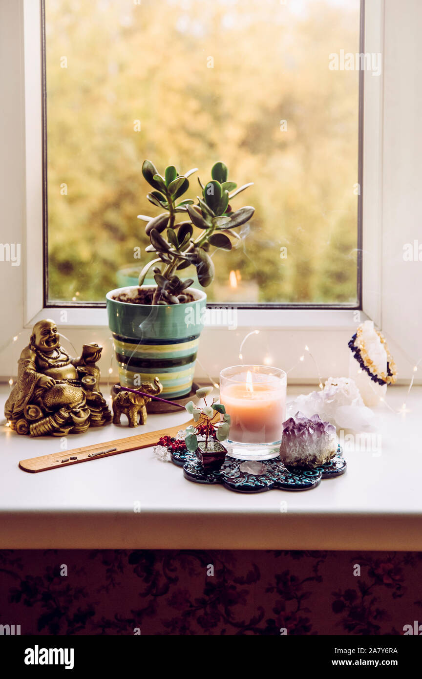 Feng Shui Altar zu Hause im Wohnzimmer oder Schlafzimmer. Gewinnung von Reichtum und Wohlstand. Crystal Cluster, Kabel Baum mit Edelsteinen, goldene smili Stockfoto