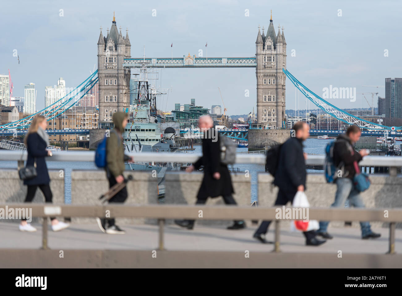 Pendler auf die London Bridge während der abendlichen Hauptverkehrszeit, London, UK. Stockfoto