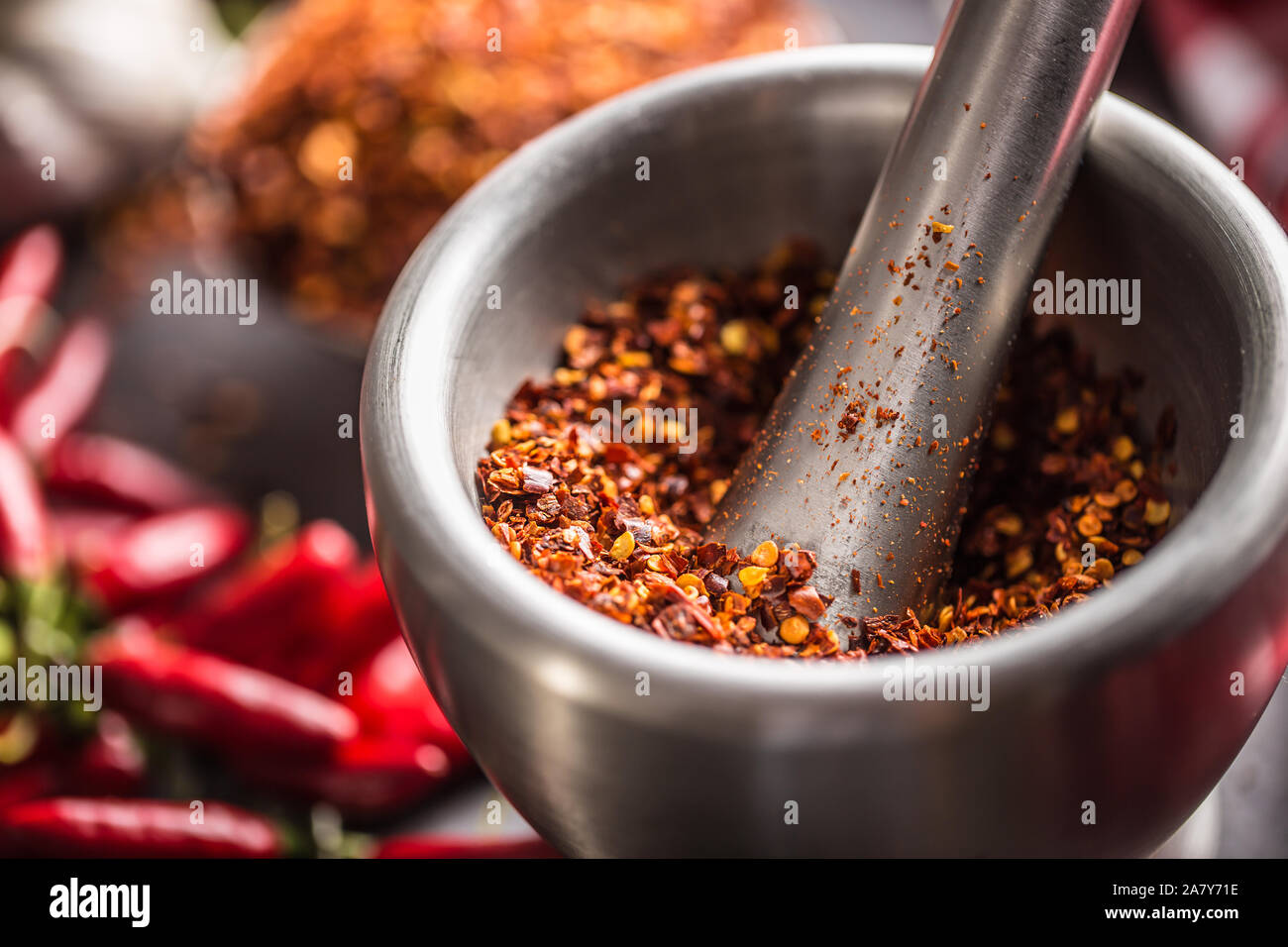 Getrocknete Masse Chili in Mörtel hautnah. Stockfoto