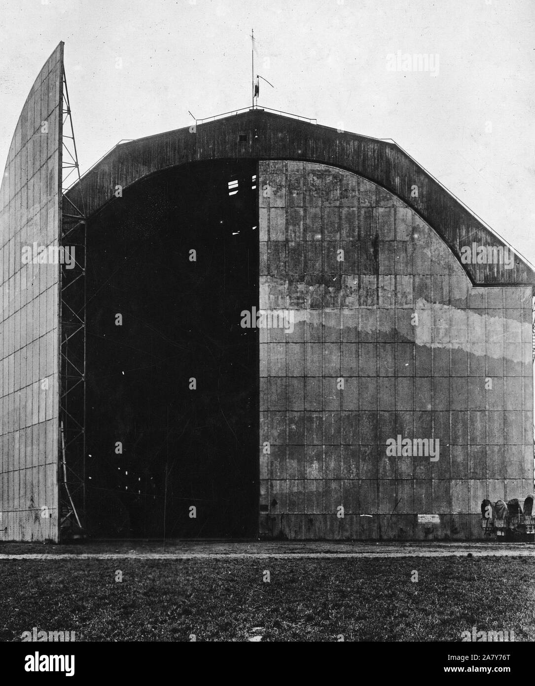 1919 - der Besatzungsarmee - Trier, Deutschland, dem Sitz der amerikanischen Besatzungstruppen. Eingang der Zeppelin Hangar. Es ist eine der größten der Welt. Beachten Sie enorme Größe der Stahltür Stockfoto