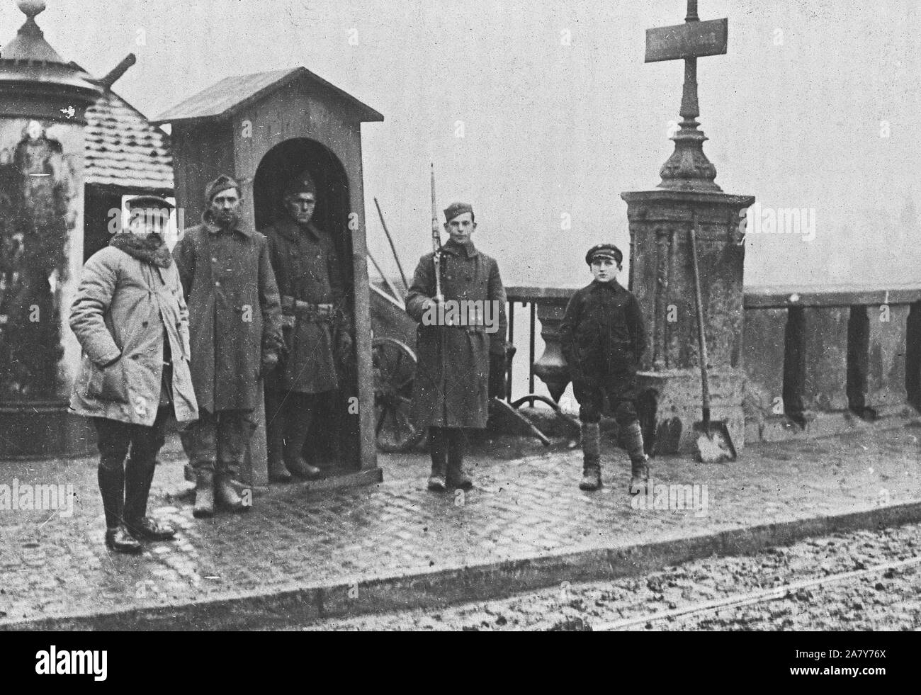 1919 - der Besatzungsarmee - Amerikaner guarding Brücke in Trier. Amerikanische Wachen des Yankee der Besatzungsarmee auf der Hut auf einer Brücke in Trier, Deutschland Stockfoto