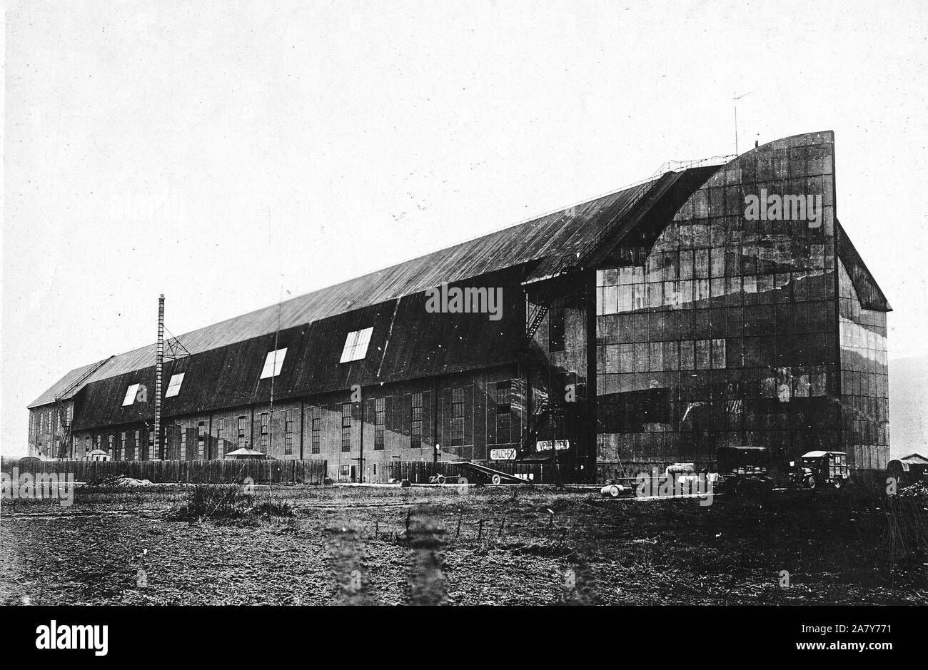 1919 - der Besatzungsarmee - Trier, Deutschland, dem Sitz der amerikanischen Besatzungstruppen. Zeppelin Hangar drehte sich zu den Amerikanern. Drei Viertel der Seitenansicht Stockfoto