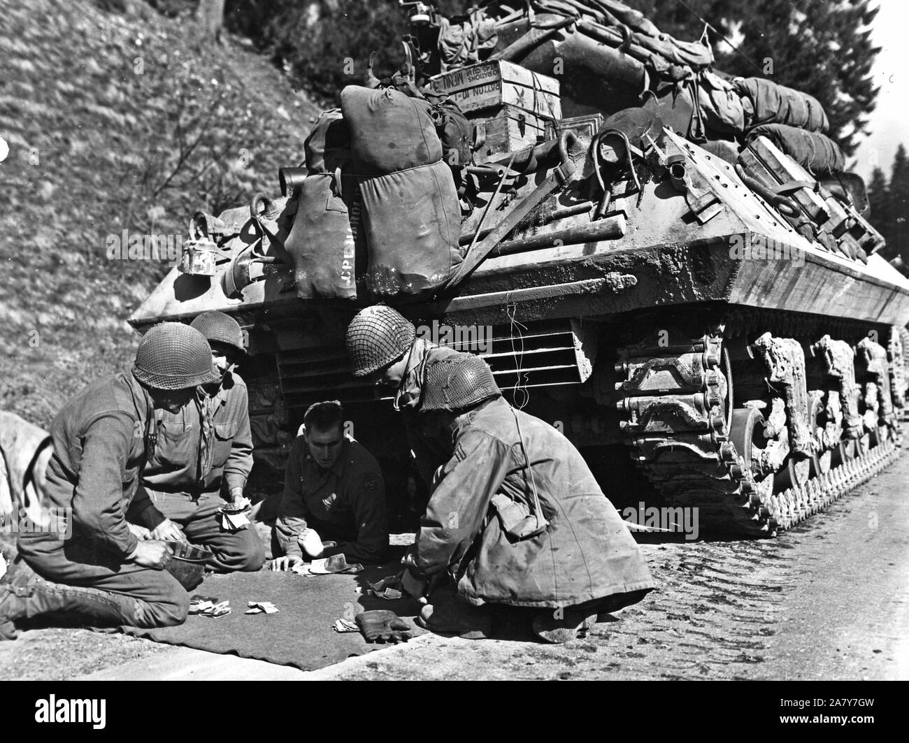 Warten auf den Ausbau einer Straße Block auf der Straße nach Eisfeld, Deutschland, ein Tank destroyer Crew verweilt die Zeit schießen Craps. 28 Division, U.S. dritten Armee, 4/12/45. Stockfoto