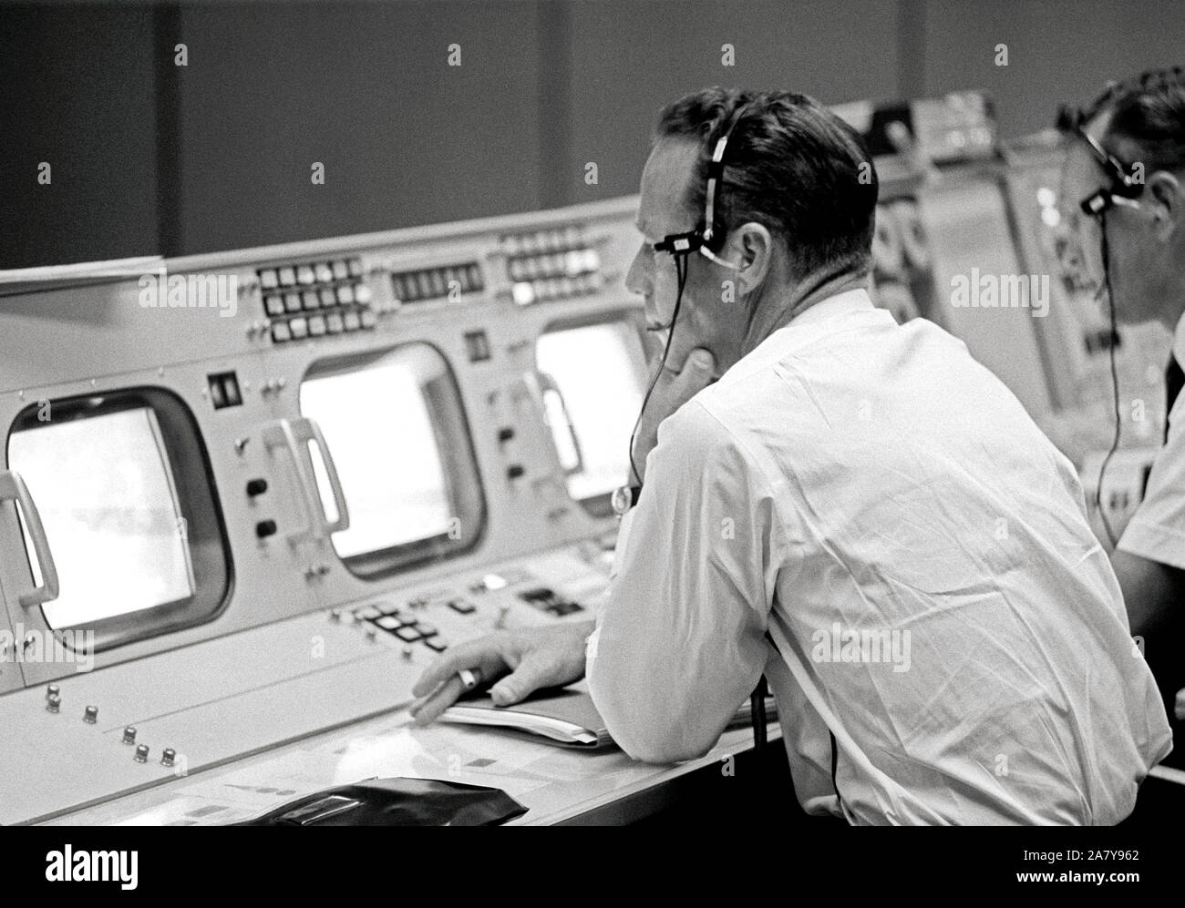 Astronaut M. Scott Carpenter überwacht die Booster Systeme Konsole in der bemannte Raumfahrzeuge Center (MSC) Mission Control Center während der Einführung des Gemini-11 Stockfoto