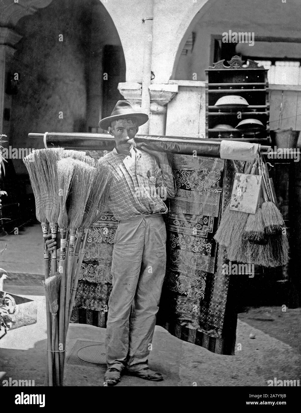 Besen und Wolldecke Hausierer, Kuba 1895-1923 Stockfoto