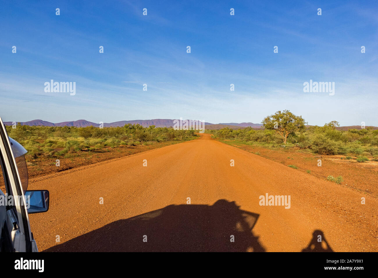 Rote australische Ländliche Straße mit Bewölkt blauer Himmel, Western Australia Stockfoto