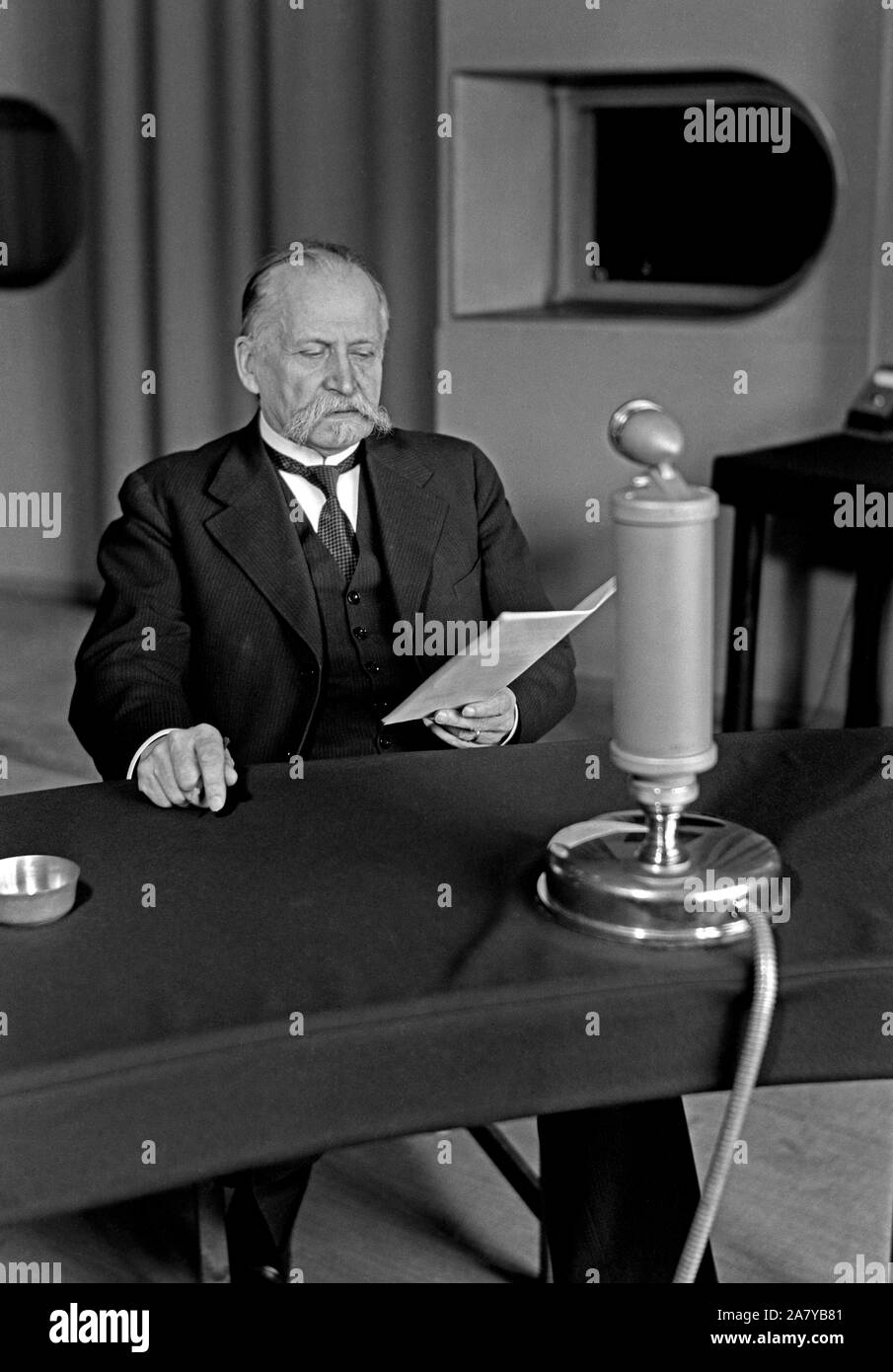 Präsident Kyösti Kallio sprechen im Radio, 1930er Jahre. Stockfoto