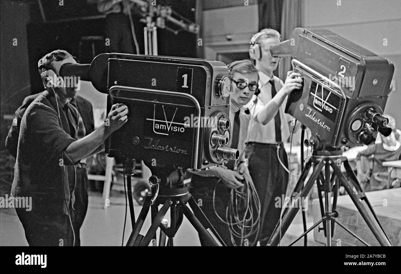 Der Bediener der Kamera Kauno tamvision Peltola, Studio Director Raimo Mikkola und Bediener der Kamera Tuomo Kurikka Film eine Fernsehsendung an Frenckell's Studio in Tampere. Stockfoto