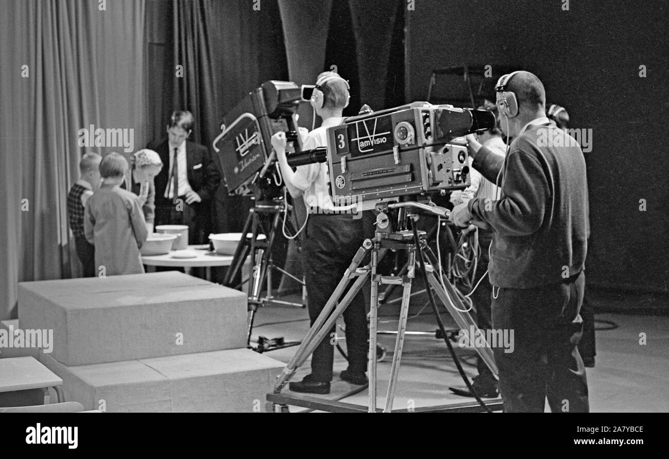 Tamvision der Bediener der Kamera Tuomo Kurikka und Lasse Koskinen Film eine Fernsehsendung an Frenckell's Studio in Tampere. Stockfoto