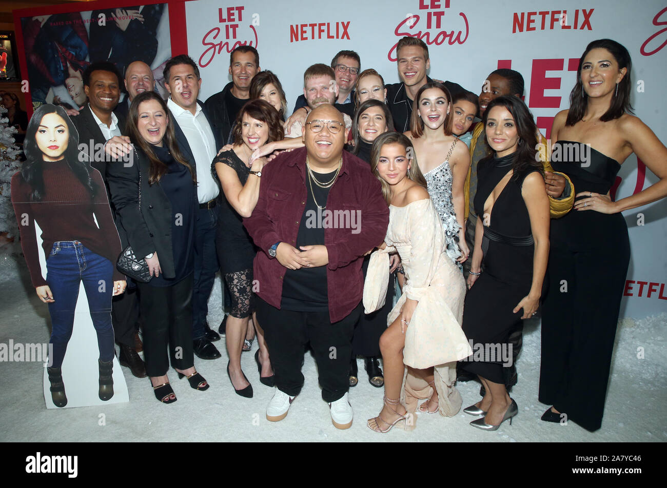 Los Angeles, CA. 4 Nov, 2019. Dylan Clark, Lauren Myracle, Maureen Johnson, Scott Stuber, Jakob Batalon, Alexa Faigen, Lukas Snellin, Isabela Moner, Kiernan Shipka, John Green, Liv Hewson, Matthew Noszka, Odeya Rush, Andrea De Oliveira, Shameik Moore, D'Arcy Carden, im LA Premiere von Netflix "Let It Snow" bei Pacific Theater an der Waldung in Los Angeles, Kalifornien am 4. November 2019. Kredit Faye Sadou/MediaPunch Credit: MediaPunch Inc/Alamy leben Nachrichten Stockfoto