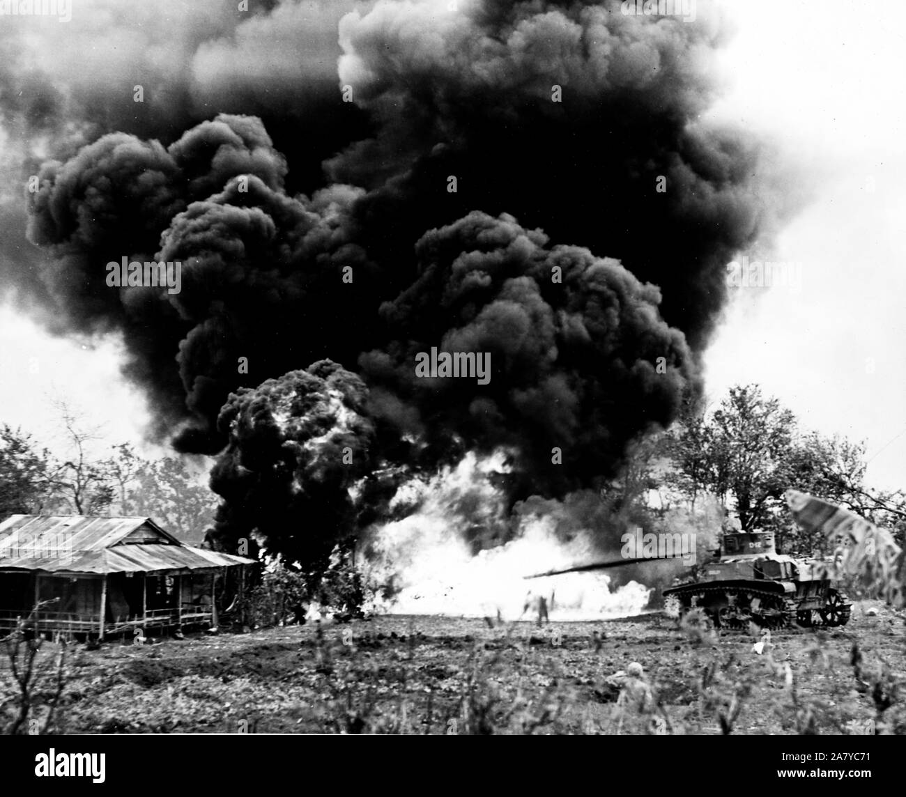 Weltkrieg II Foto-A marine Flamme werfen Tank flammen eine Japanische Pillenschachtel auf Saipan Stockfoto