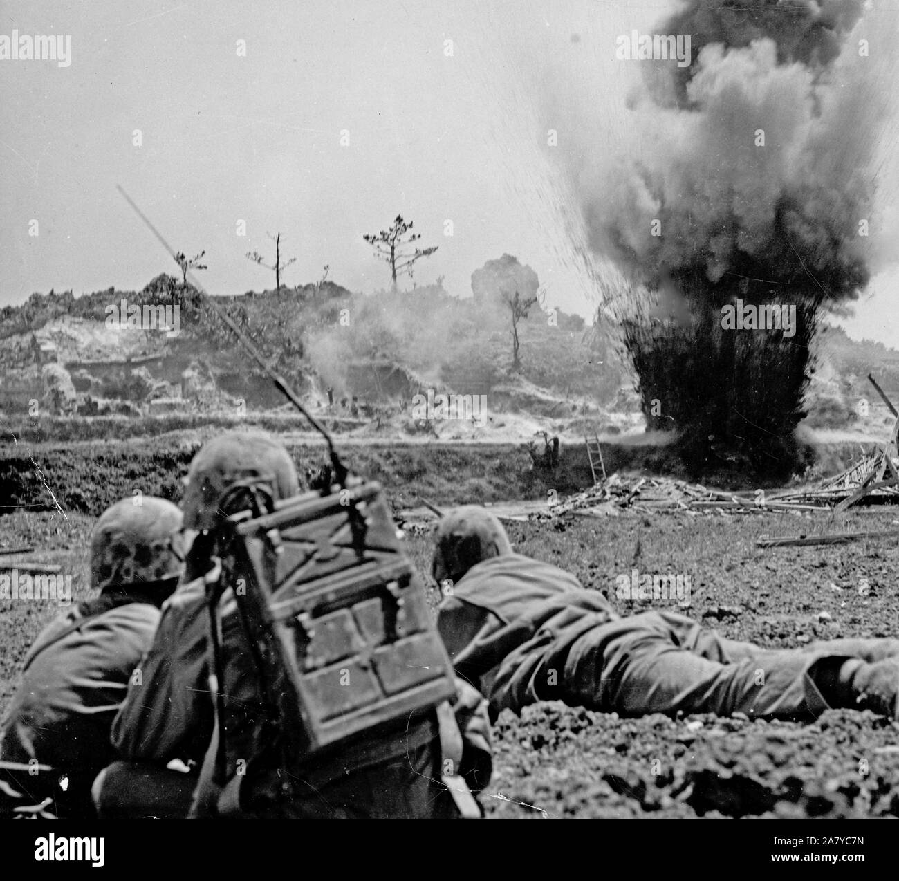 Sechste Abteilung Marines zusehen, wie eine Ladung Dynamit destory eine Höhle Holding japanischen Scharfschützen. Auf Okinawa.jpg Stockfoto