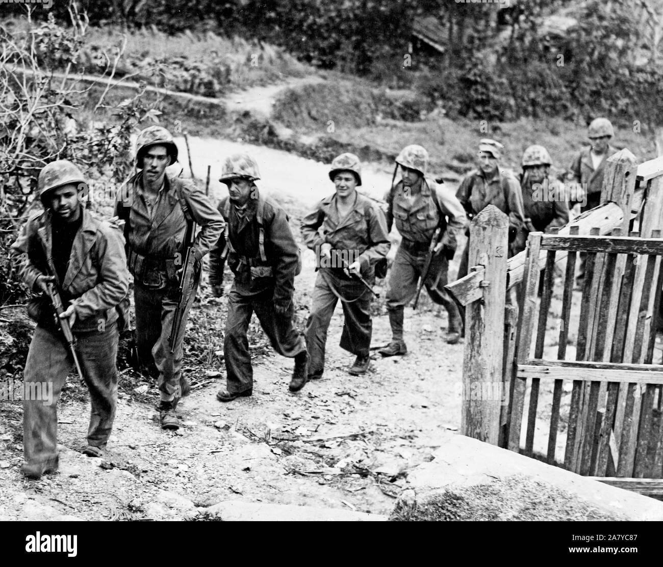 Kolumnist Ernie Pyle (3. von links) Märsche zusammen mit der ersten Abteilung Marines auf Patrouille in Okinawa Stockfoto