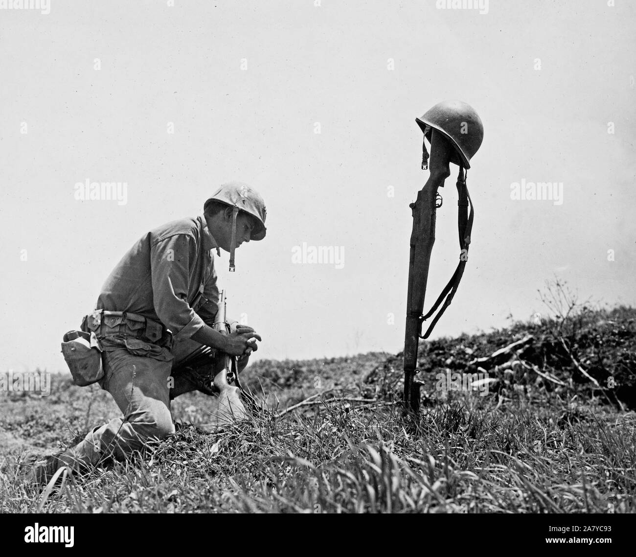 Als Linien der sitth Marine Division Advanced, eine Marine pasuses zu Respekt für einen gefallenen Kameraden. Okinawa Stockfoto