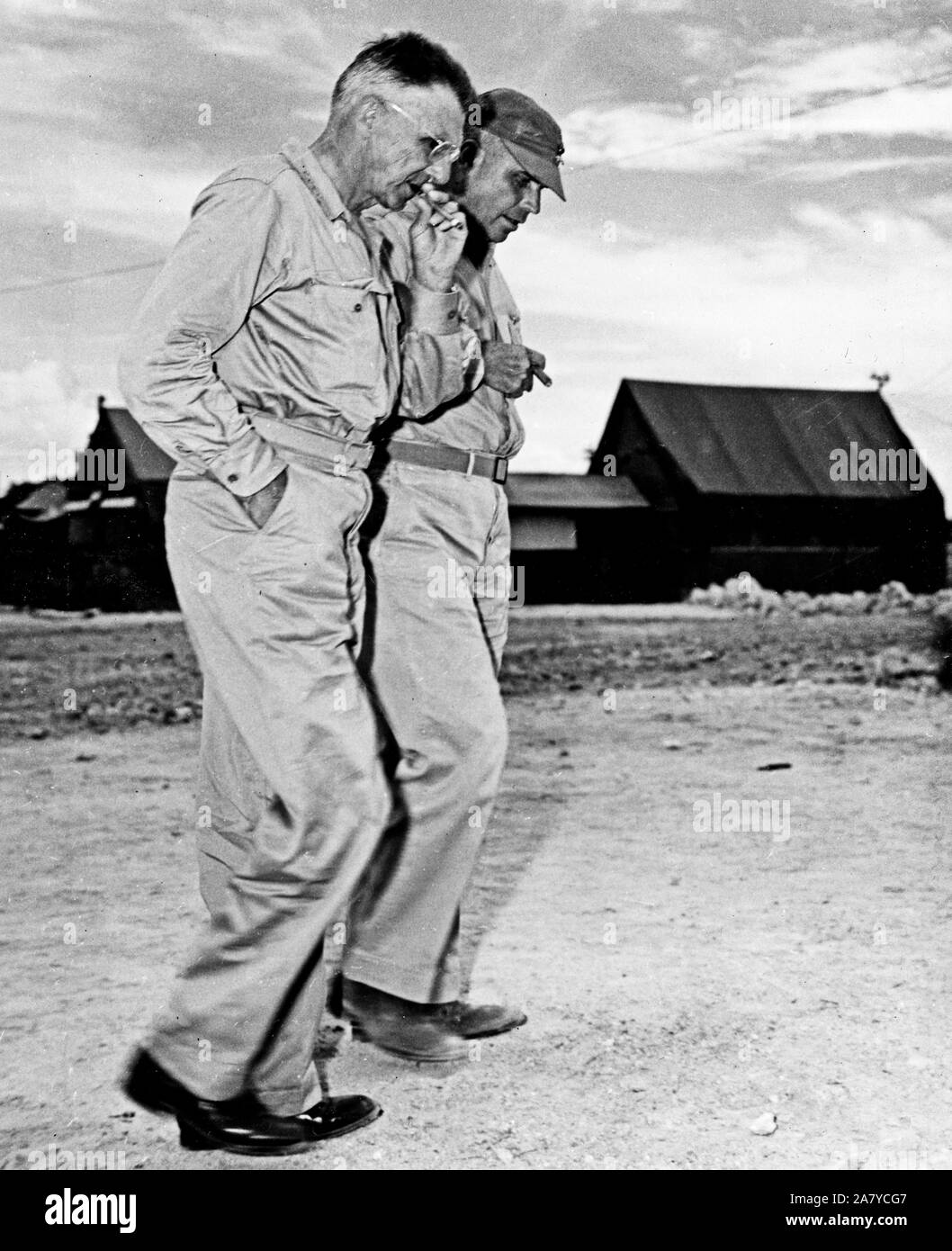 Gen Joseph Stillwell, Kommandant der Zehnte Armee auf Okinawa und Marine Maj. General Louis Woods Operationen Besprechen der Schlacht auf Okinawa Stockfoto