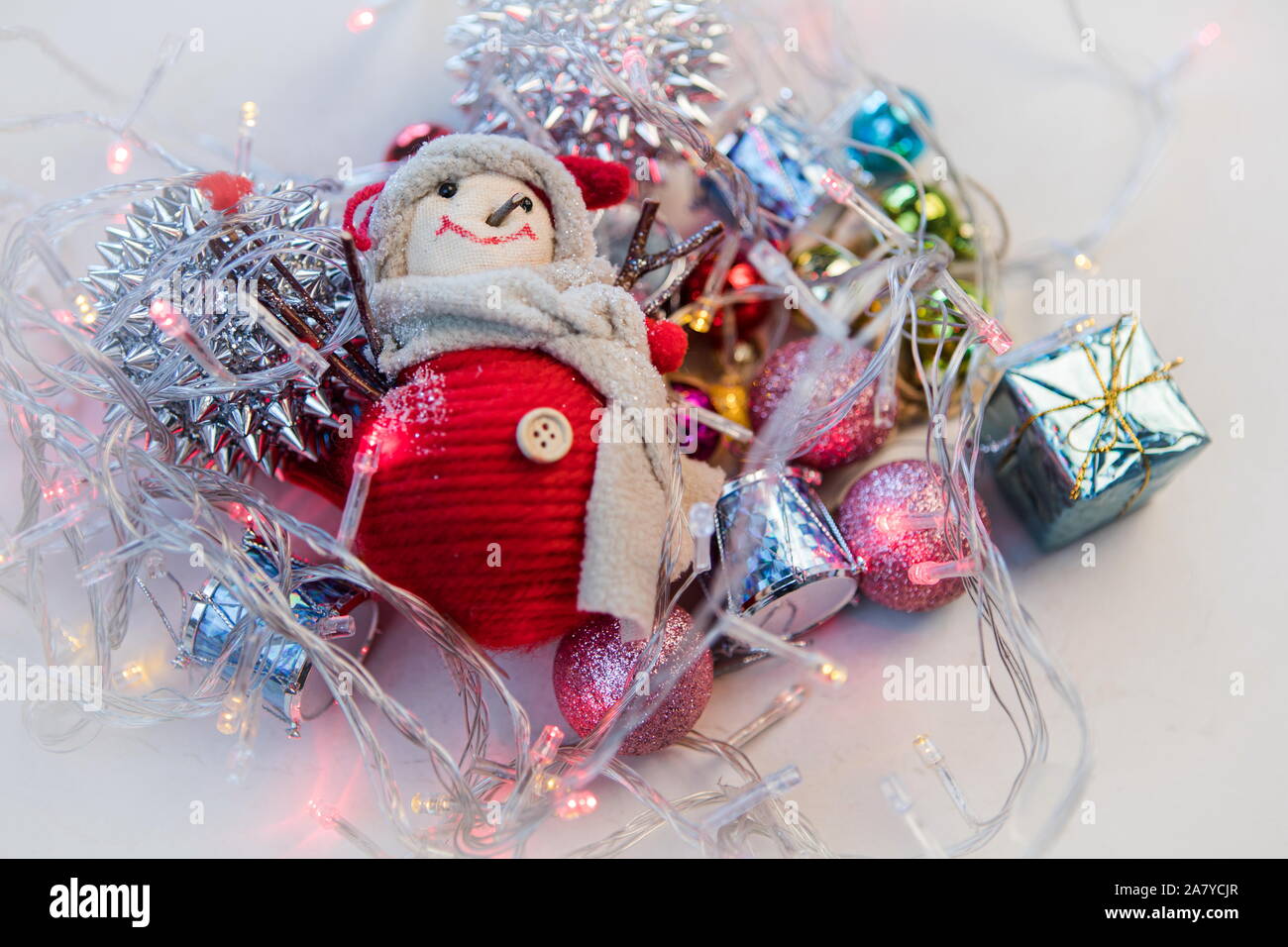 Weihnachten und neues Jahr Dekorationen und Girlanden Stockfoto
