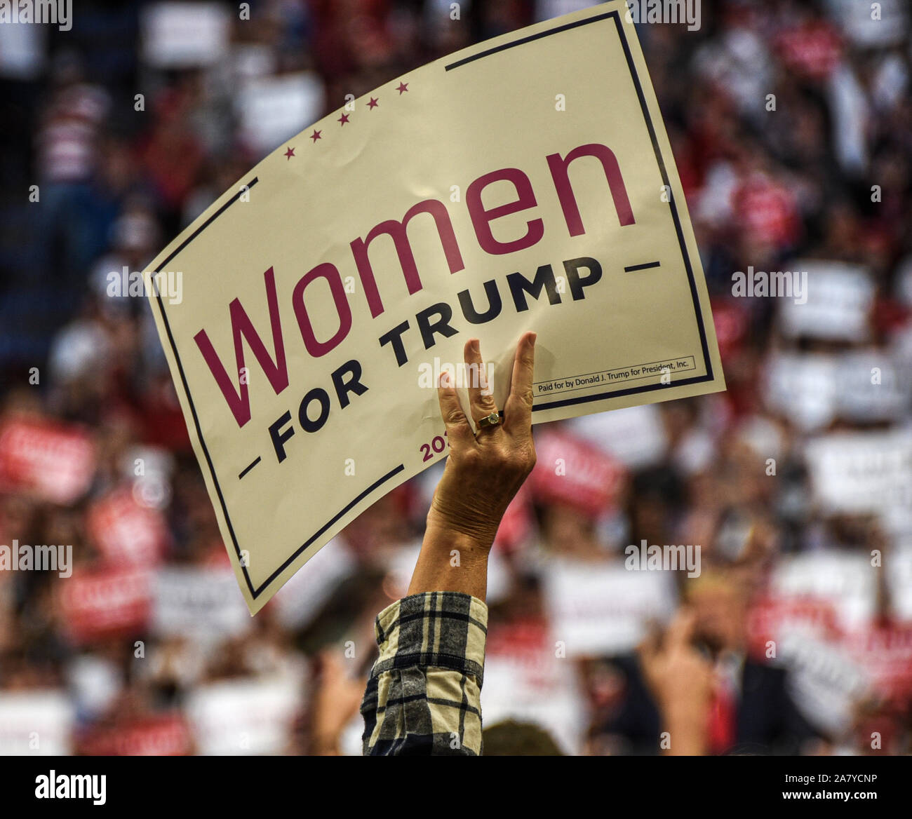 Lexington, USA. 04 Nov, 2019. Ein Trumpf unterstützer Wellen ein Frauen für Trumpf-Plakat bei Rupp Arena während ein Donald Trump Rallye in Lexington. Credit: SOPA Images Limited/Alamy leben Nachrichten Stockfoto