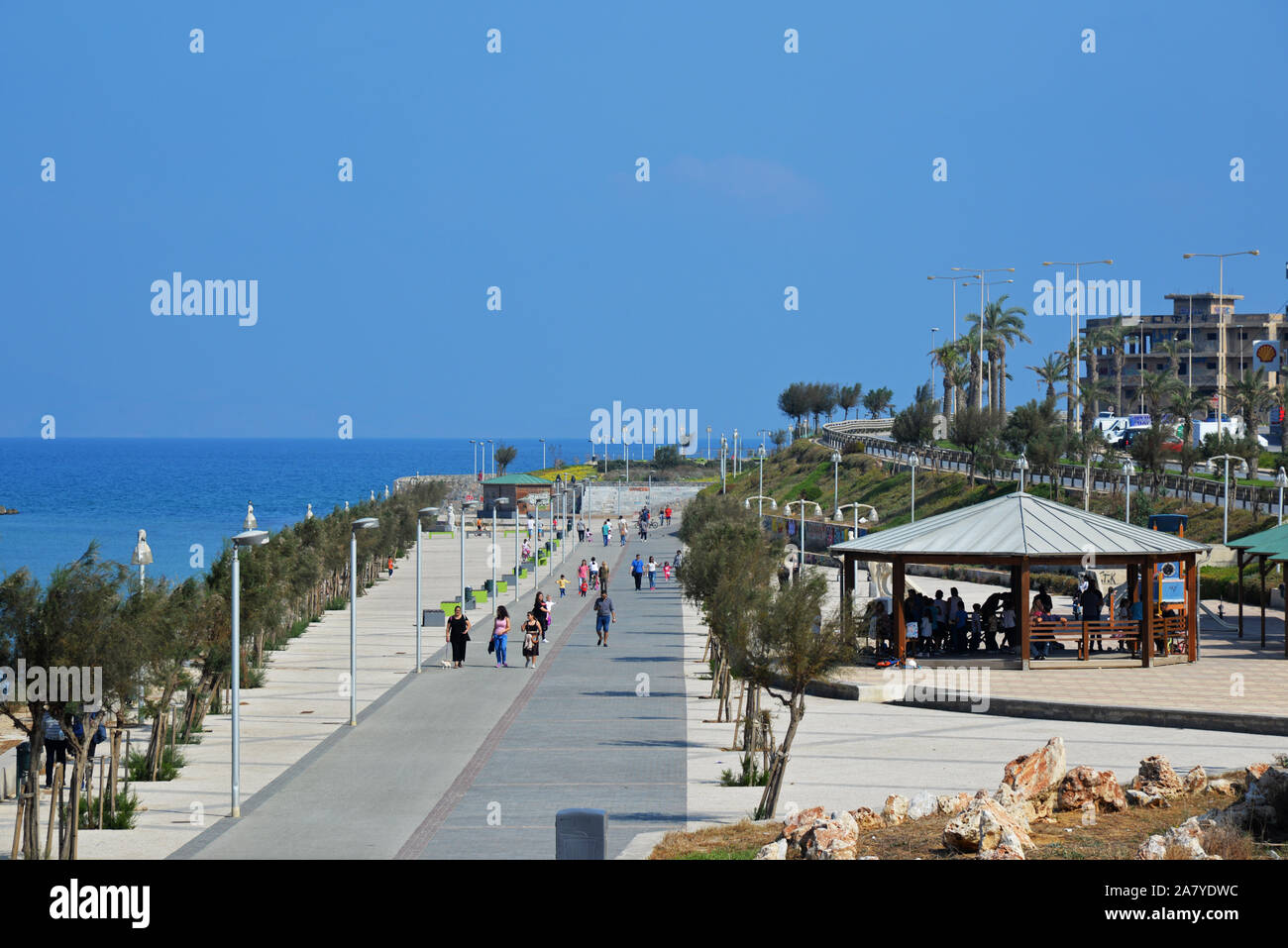 Menschen zu Fuß entlang der Promenade in Heraklion, Kreta, Griechenland. Stockfoto