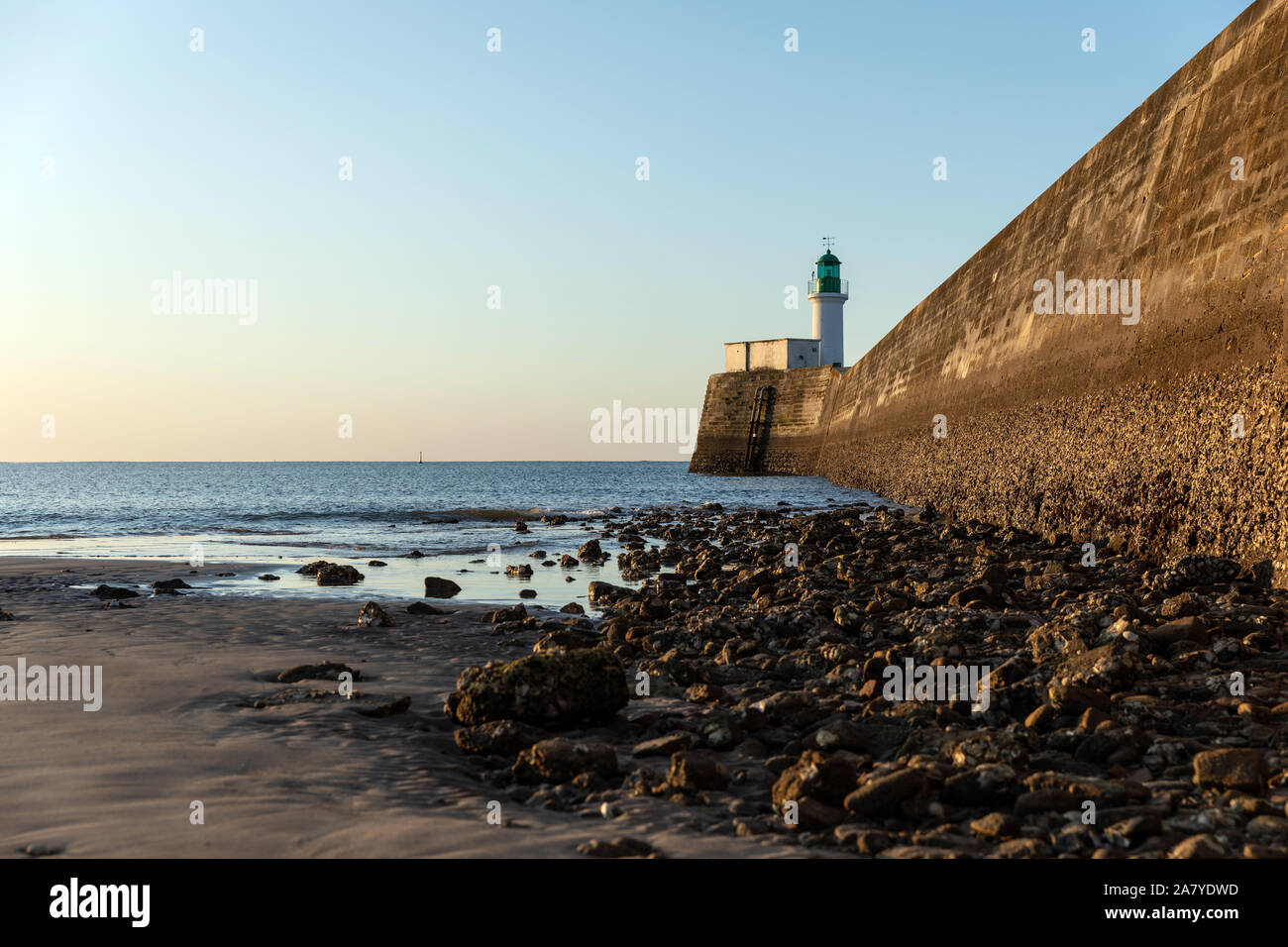 Green Lighthouse der kleinen Steg von Les Sables d'Olonne bei Ebbe am frühen Morgen (Vendee, Frankreich) Stockfoto