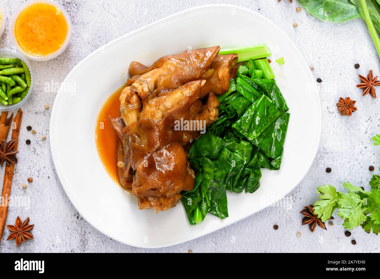 Geschmorte bein Schweinefleisch mit süßen Soße Soße Stil chinesisches Essen Stockfoto