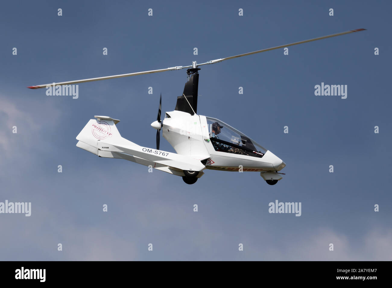 Sliac/Slowakei - August 3, 2019: Joker Gyrocopter Falcon auto Gyro OM-S 767 Anzeige an Siaf slowakischen International Air Fest 2019 Stockfoto