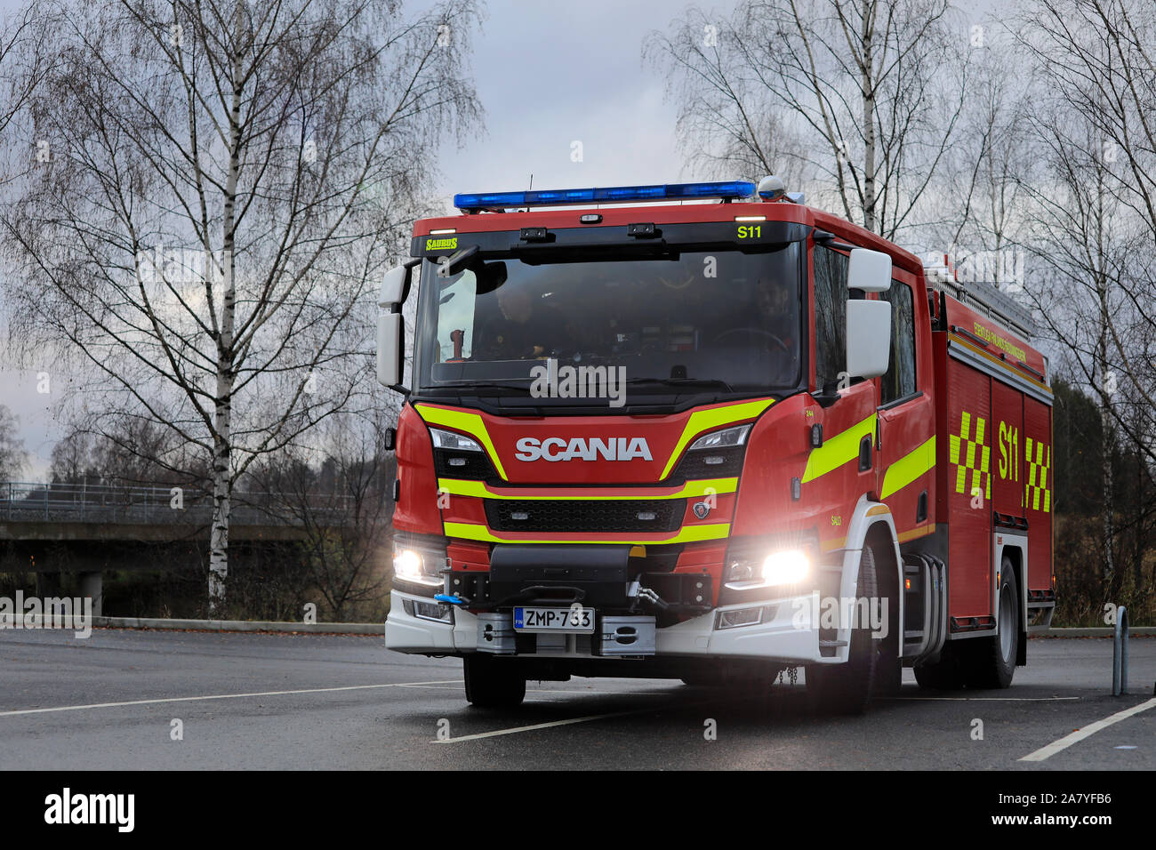 Neue Scania P Doppelkabine fire truck von Salo Feuer und Rettung Abteilung. Salo, Finnland. November 3, 2019. Stockfoto