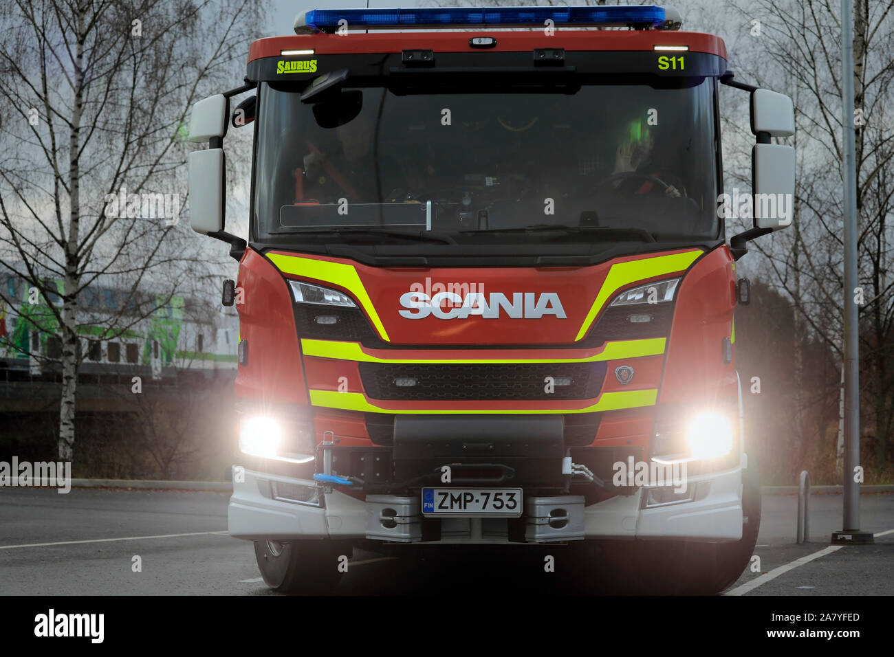 Neue Scania P Doppelkabine fire truck von Salo Feuer und Rettung Abteilung. Salo, Finnland. November 3, 2019. Stockfoto