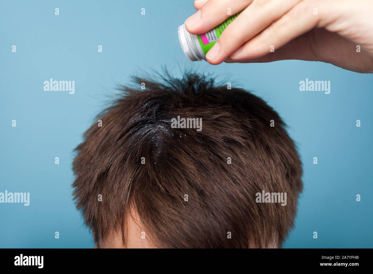 Nahaufnahme der männlichen hand Anwendung Medikationen auf Brünette männliche Haar, Behandlung von vorzeitigen Haarausfall oder Schuppen, Läuse Problem, Gesundheitsversorgung und Behandlung. ind Stockfoto