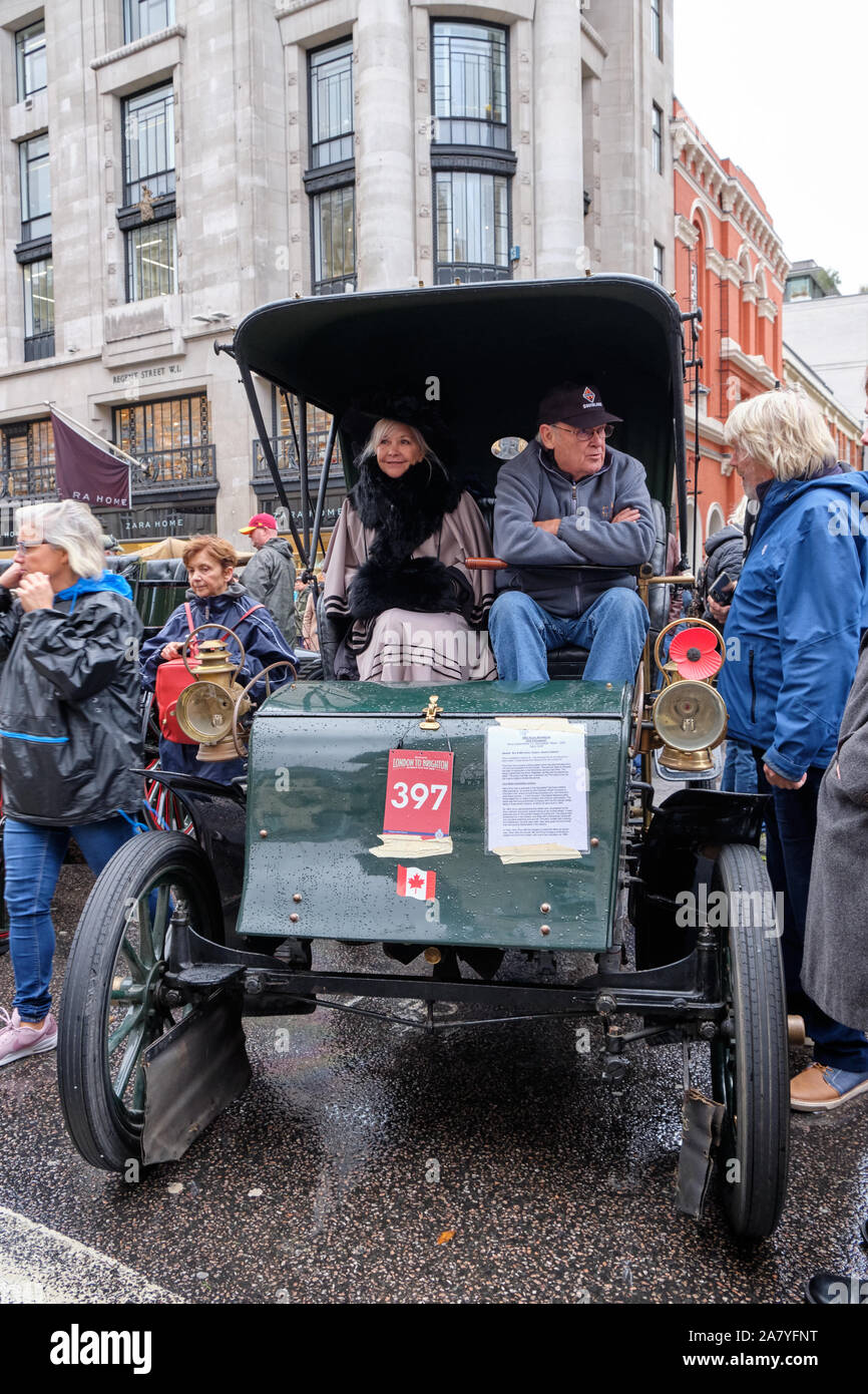 Kanadier Ron Carey, die auf tragische Weise während der London gestorben - Brighton Bonhams Oldtimer Rennen neben seiner Frau Billi dargestellt am Tag vor Stockfoto