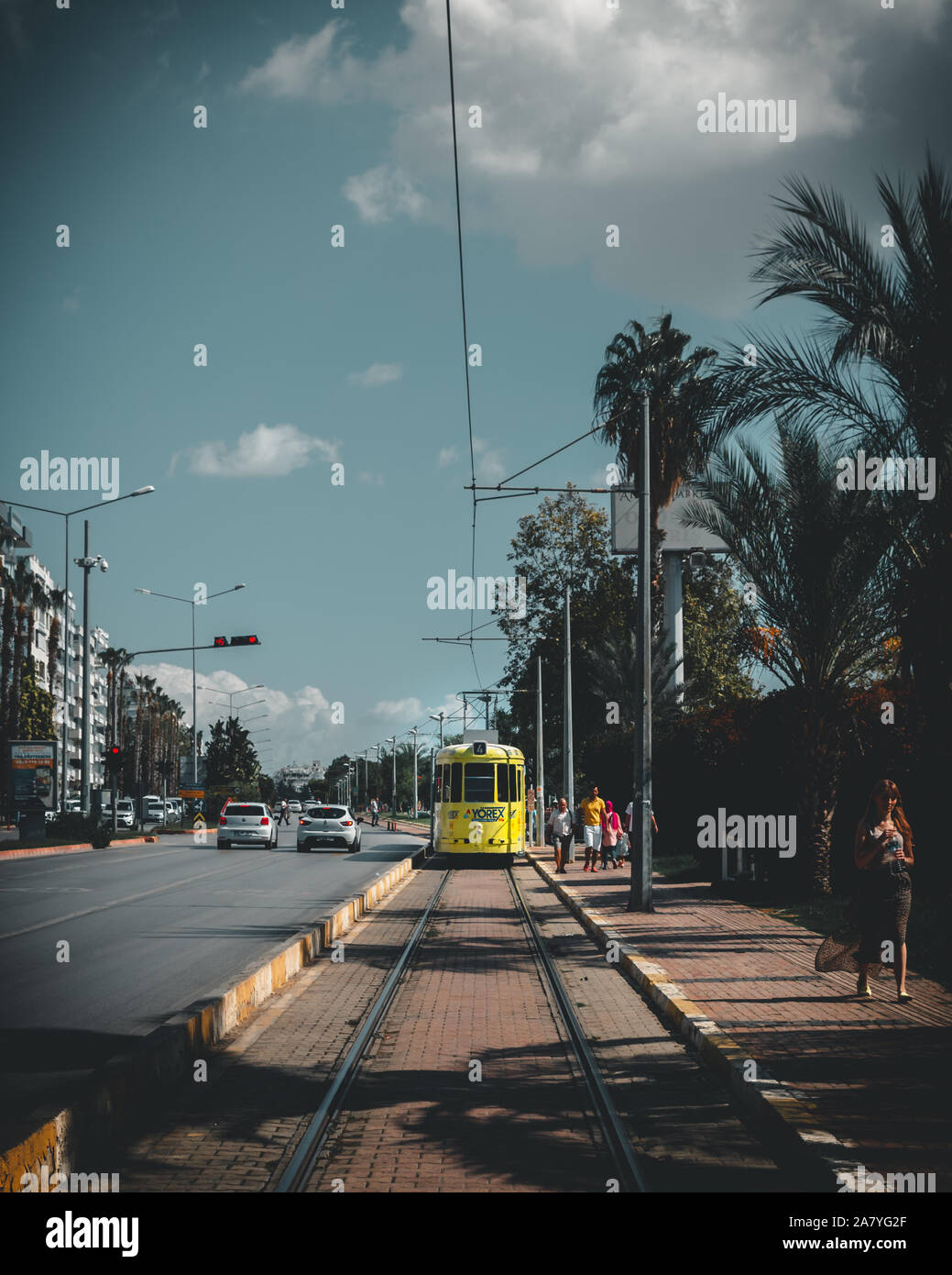 Antalya, Türkei - 6. Oktober 2019: Ansatz der gelben Straßenbahn in der Stadt. nostalgische Straßenbahn in Antalya gibt Touristen und Einheimische kleine Fahrt durch die Stadt. Stockfoto