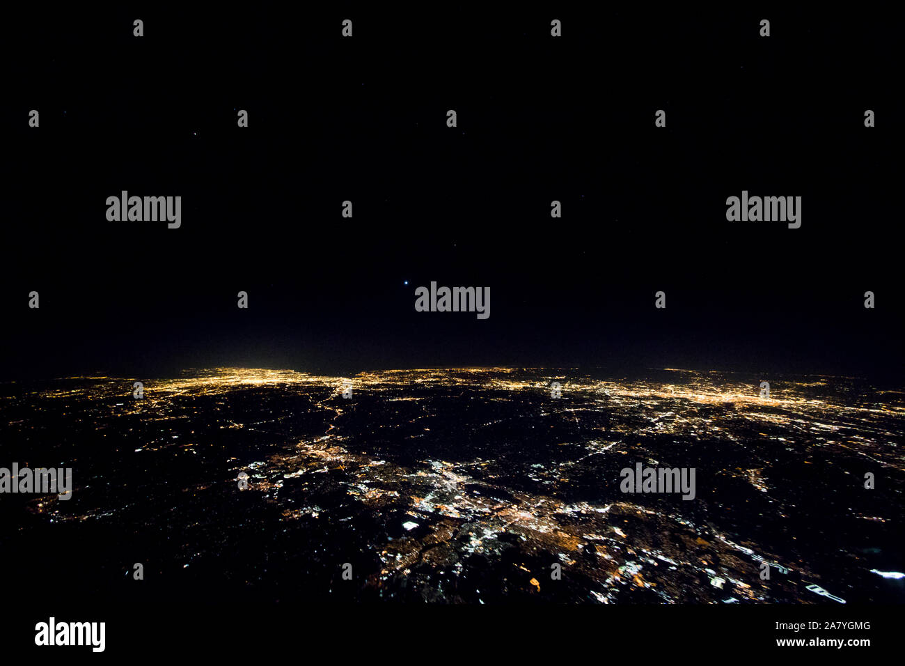 Luftaufnahme von New York City, NY, und Philadelphia, PA, während der Nacht, vom Westen aus gesehen - nordwestlich von großer Höhe an Bord eines Flugzeugs Stockfoto